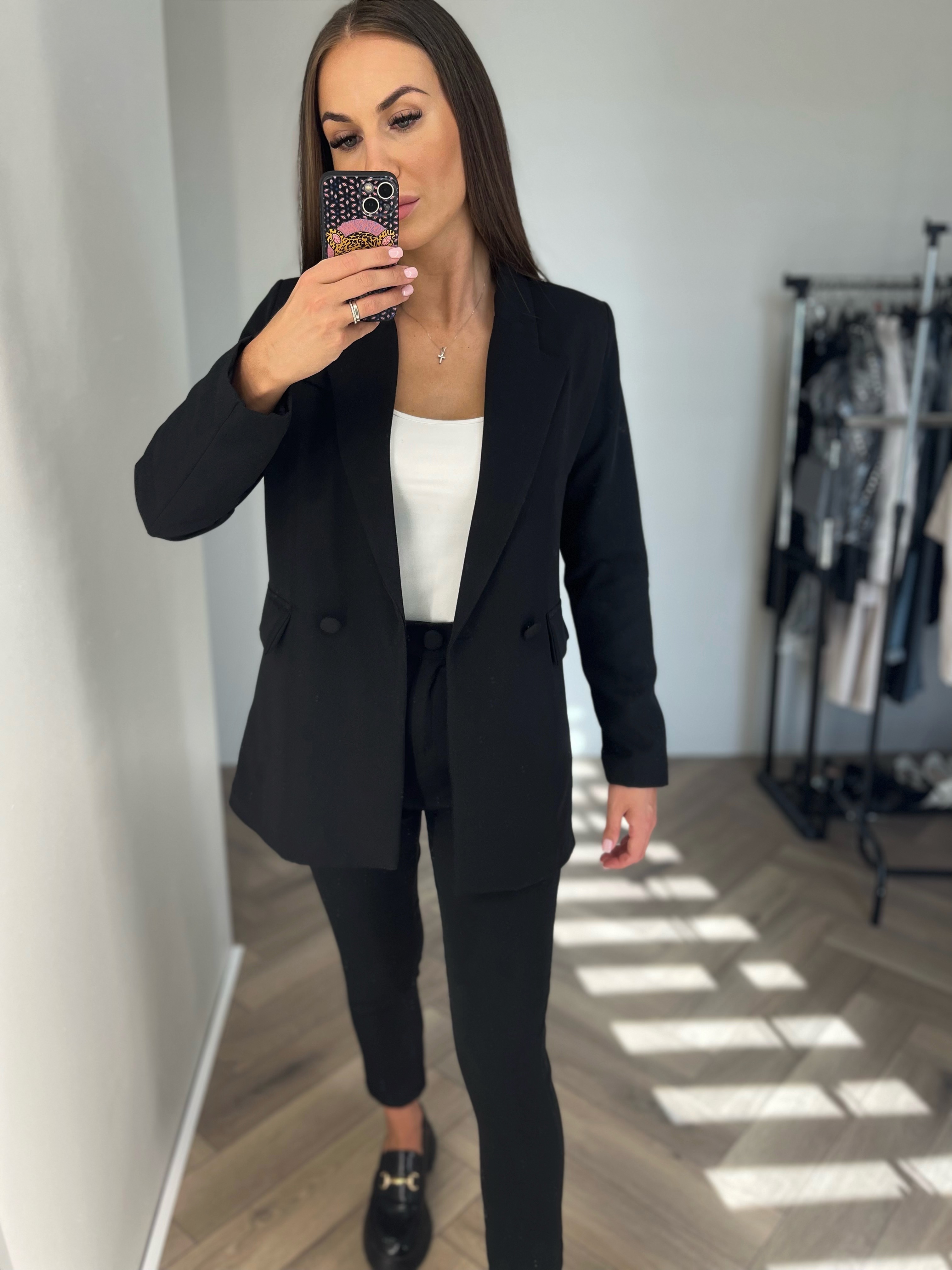 Juodas elegantiškas kostiumėlis