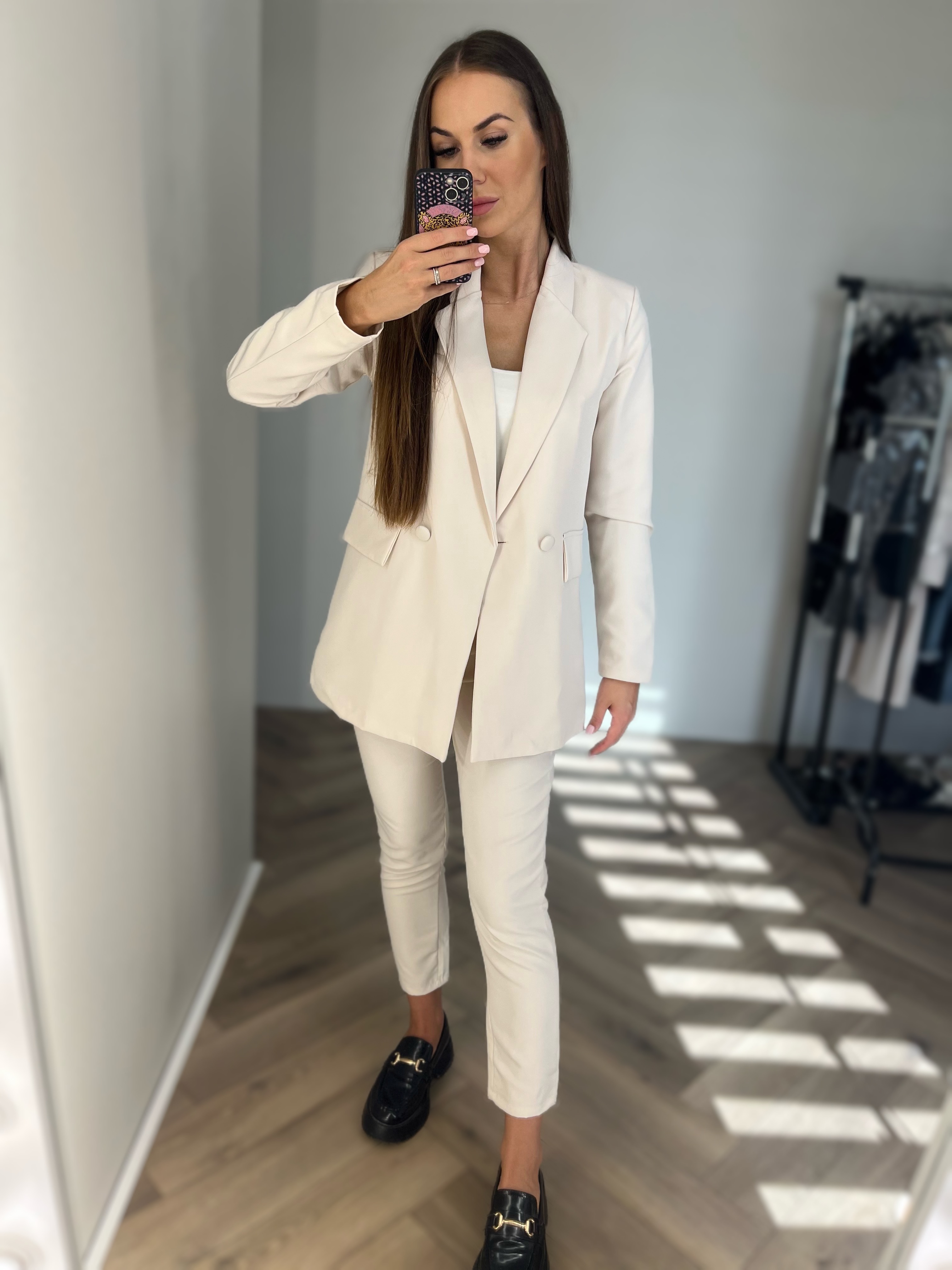 Smėlinis elegantiškas kostiumėlis