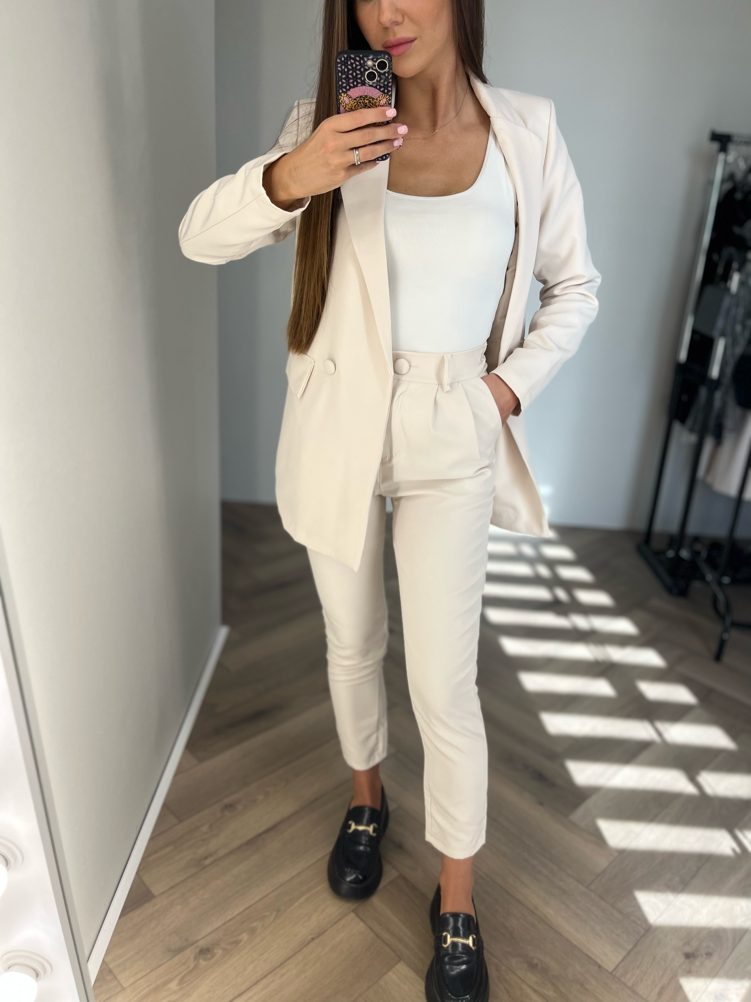 Smėlinis elegantiškas kostiumėlis