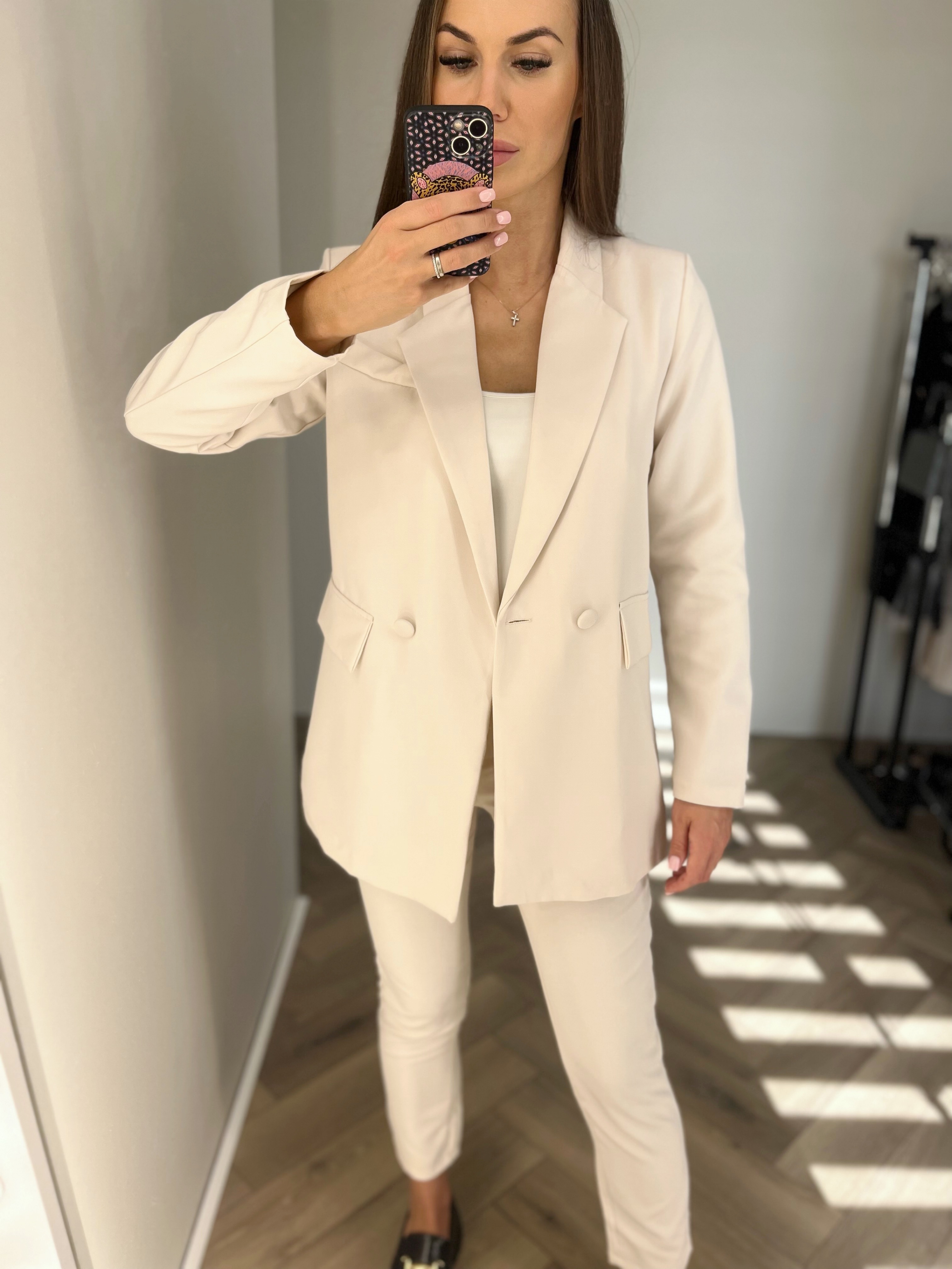 Smėlinis elegantiškas kostiumėlis