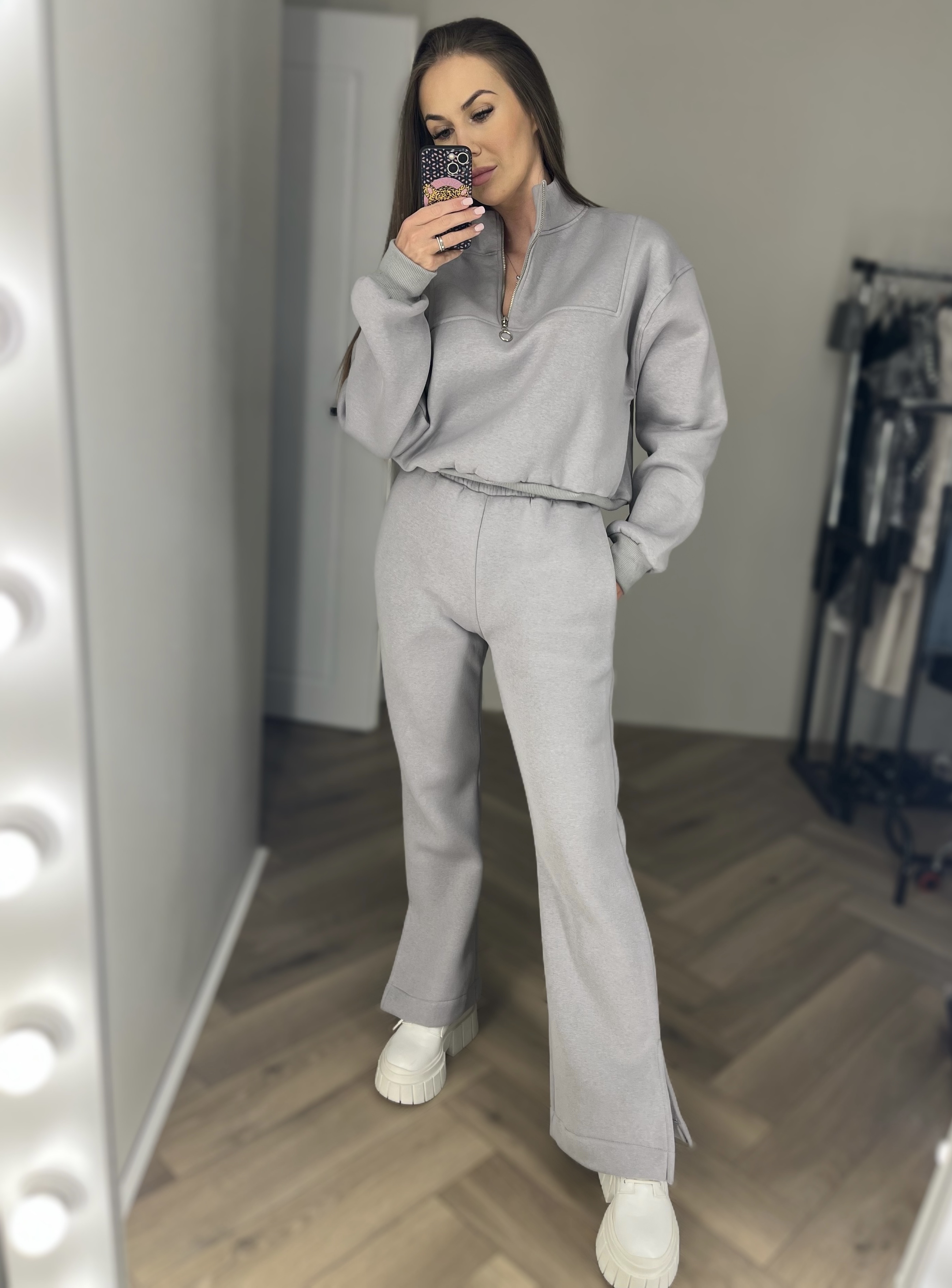 Pilkas laisvalaikio kostiumas