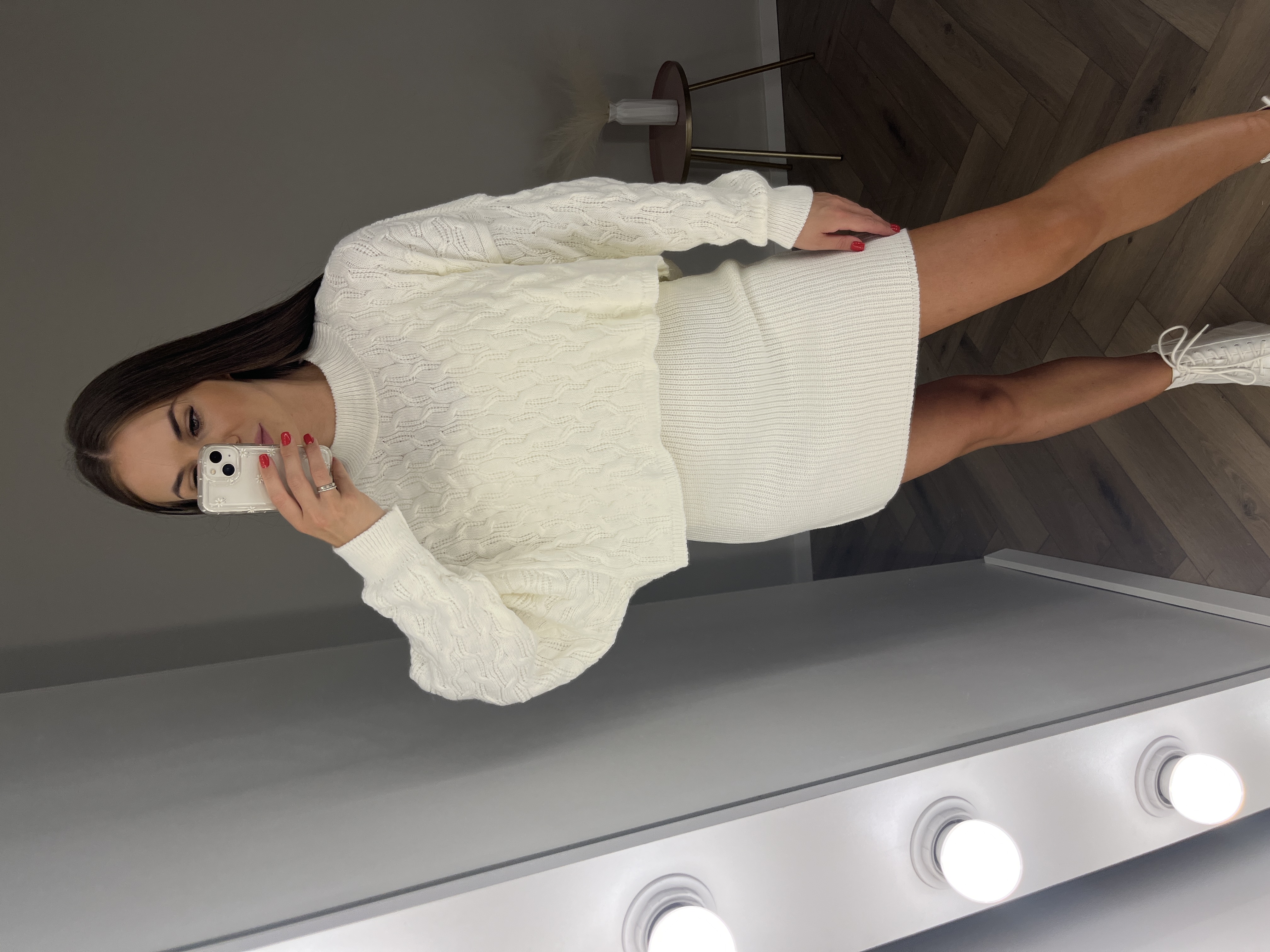 Dviejų dalių baltas kostiumėlis