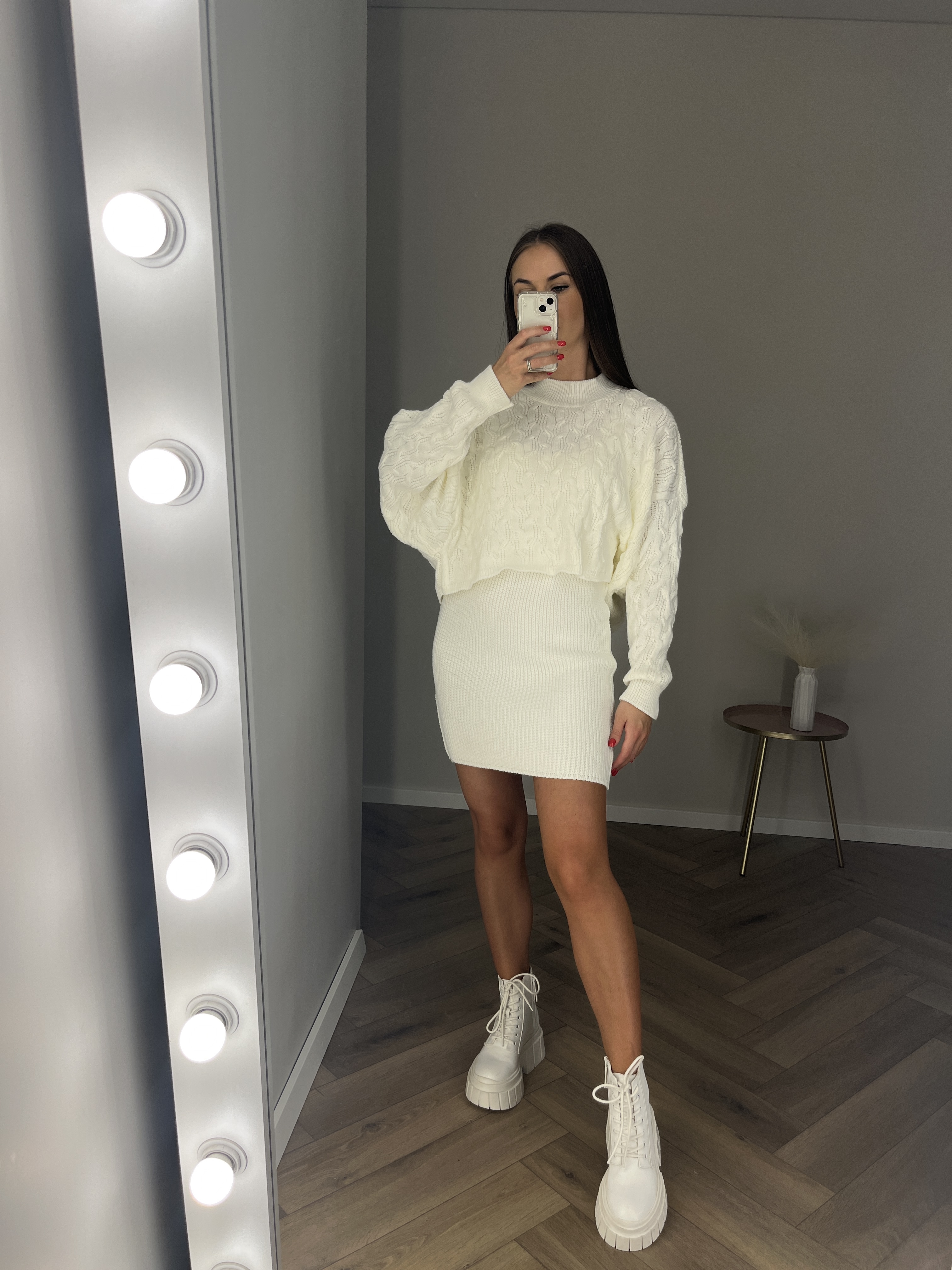 Dviejų dalių baltas kostiumėlis