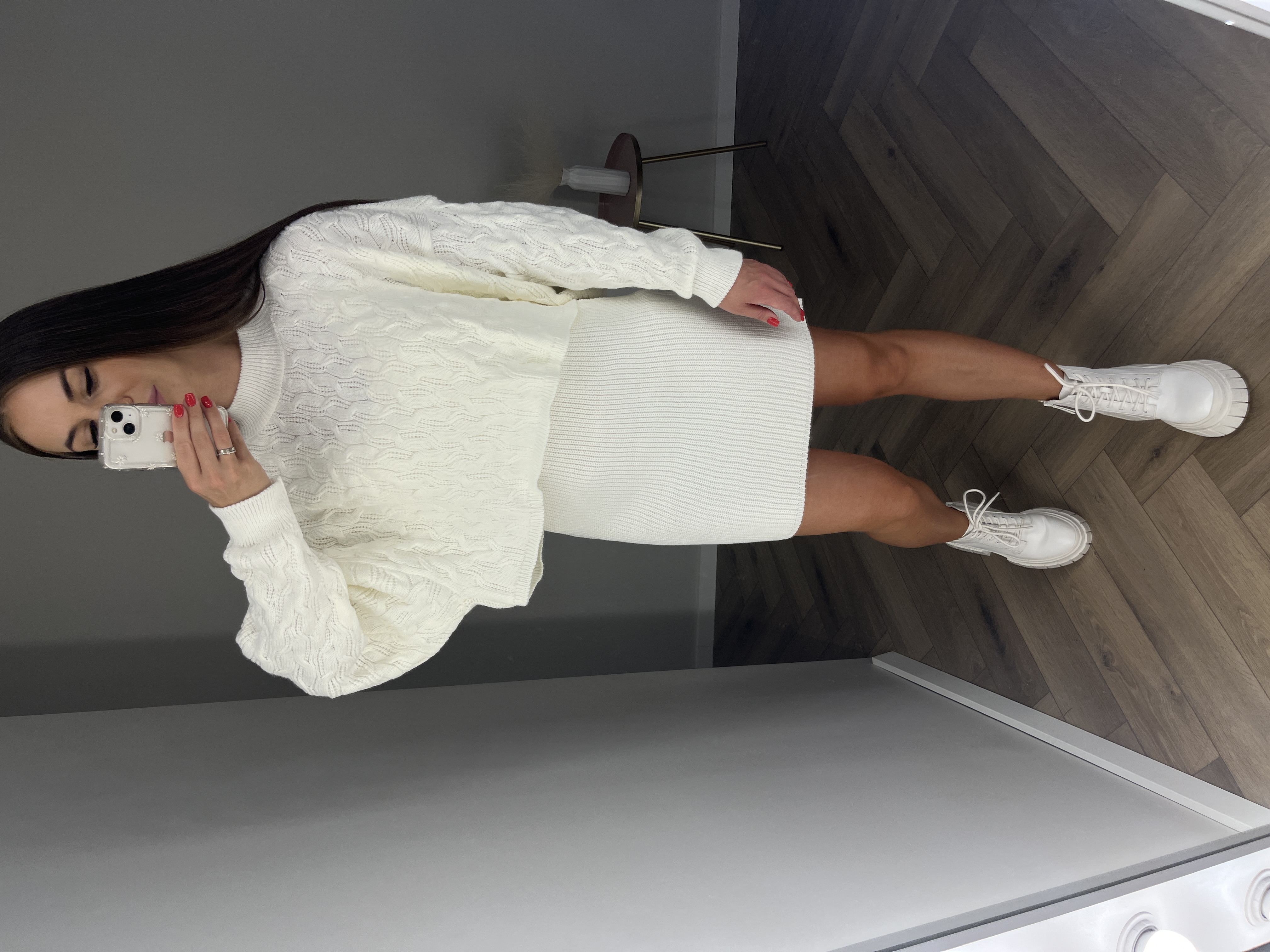 Dviejų dalių baltas kostiumėlis