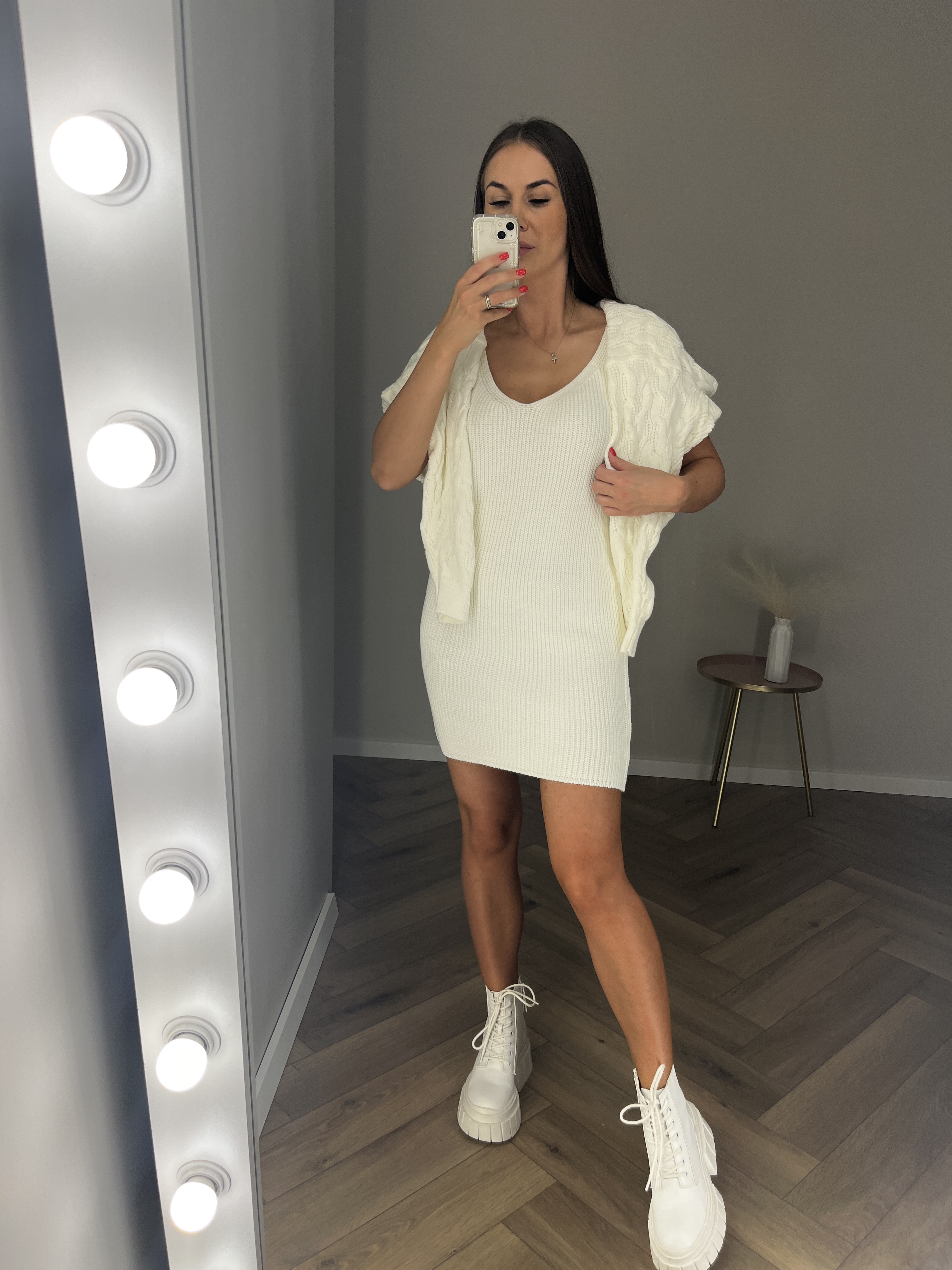 Dviejų dalių baltas kostiumėlis