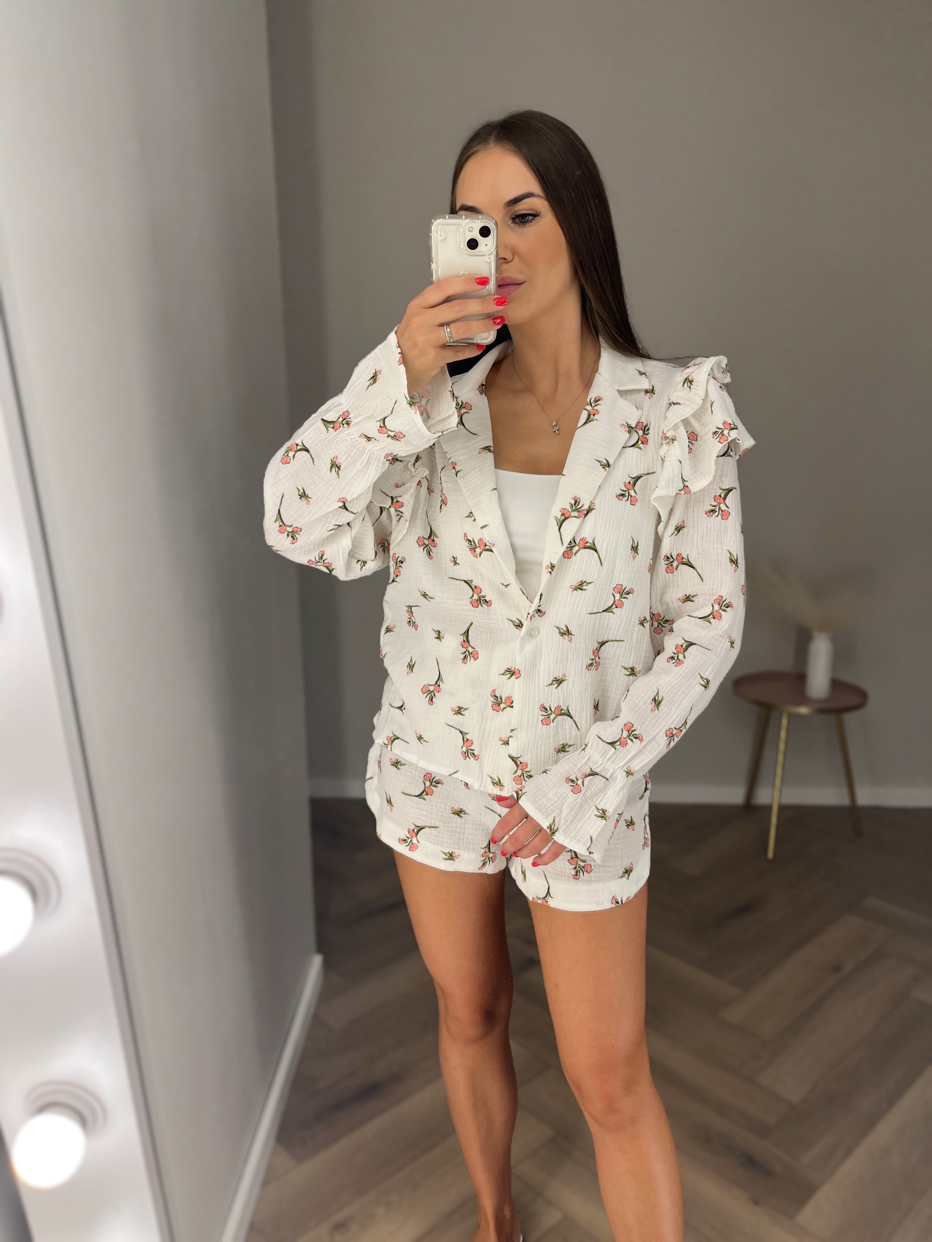 Baltas muslino kostiumėlis