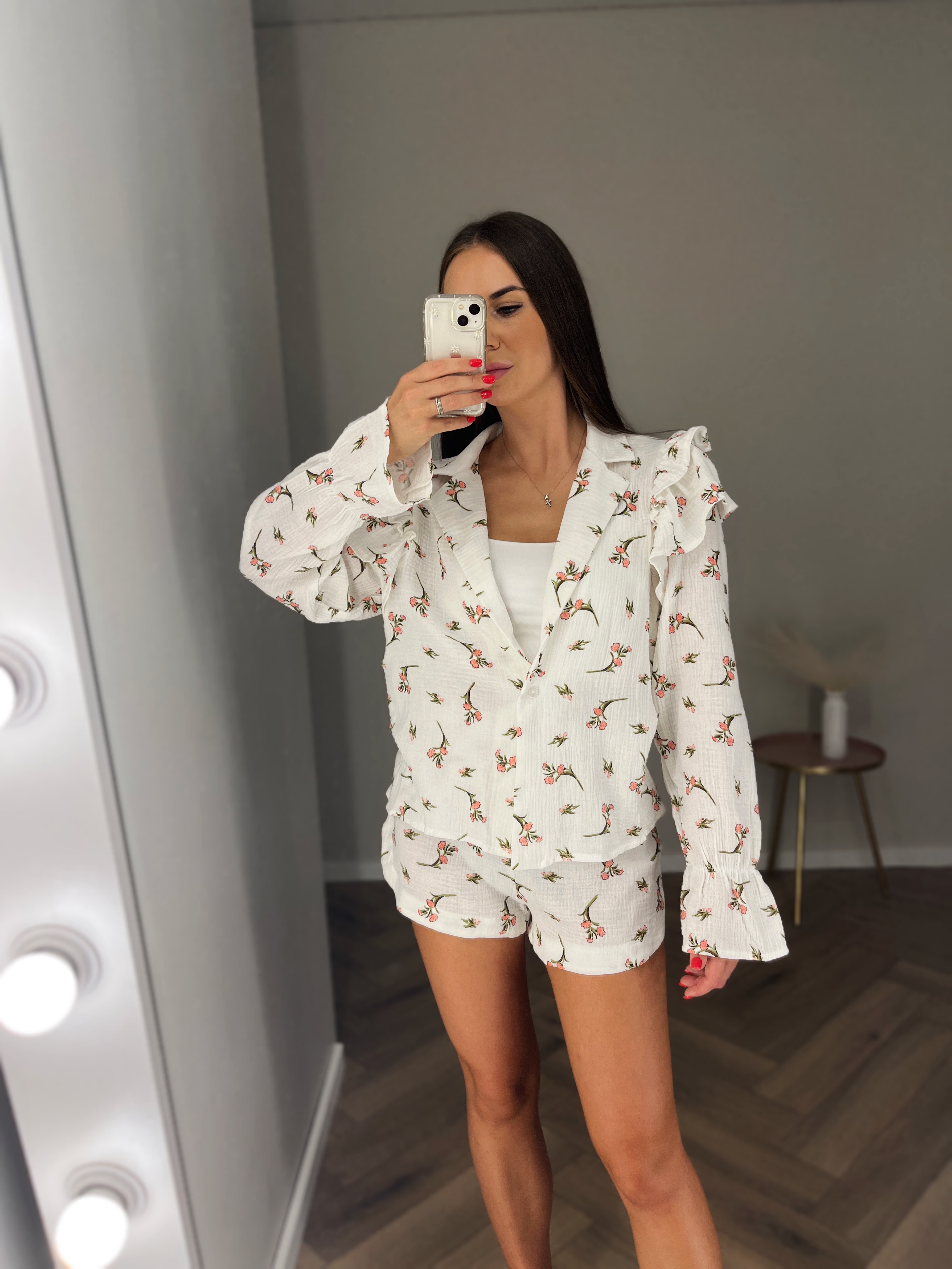 Baltas muslino kostiumėlis