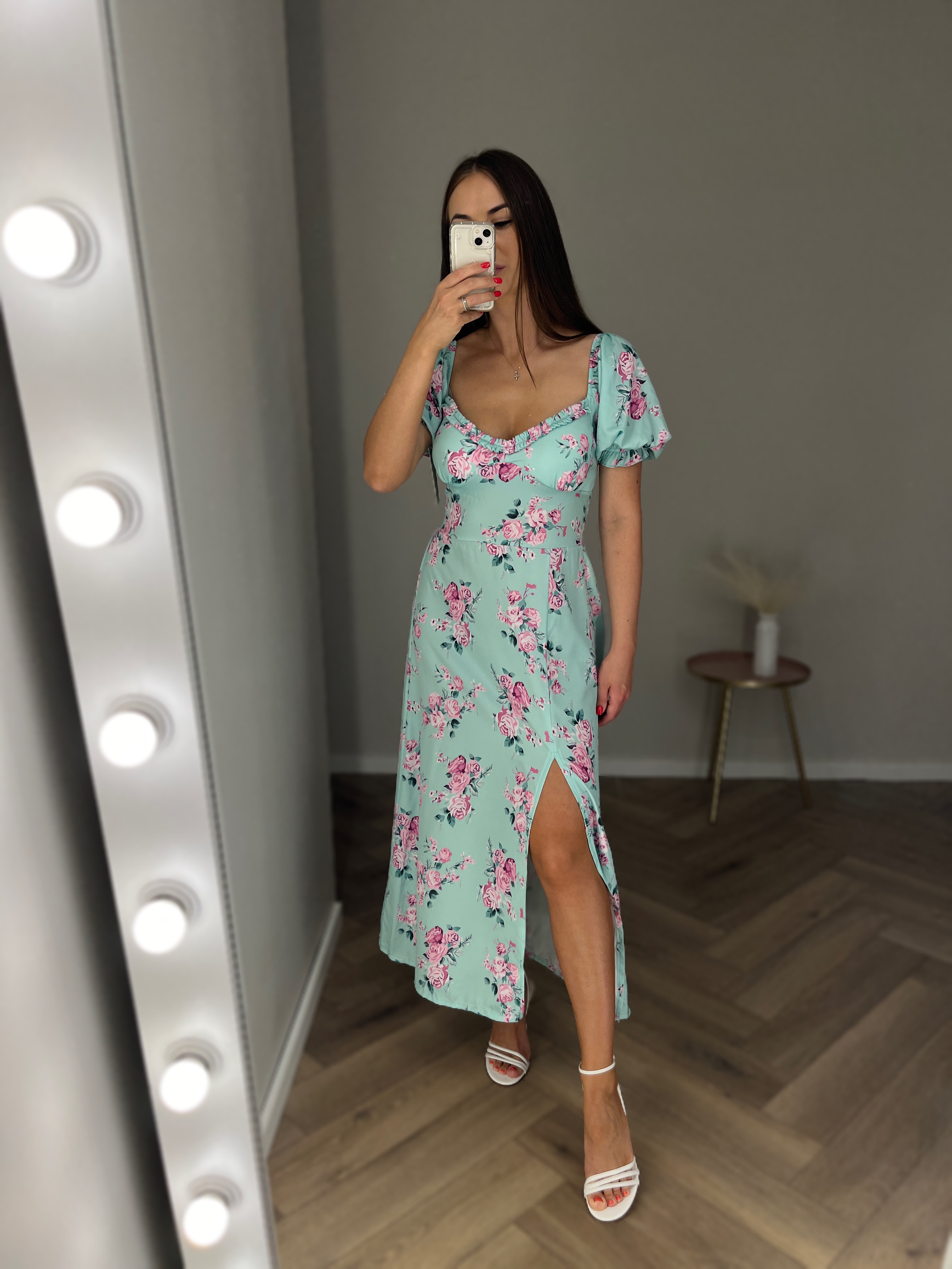 Mėtinės spalvos suknelė