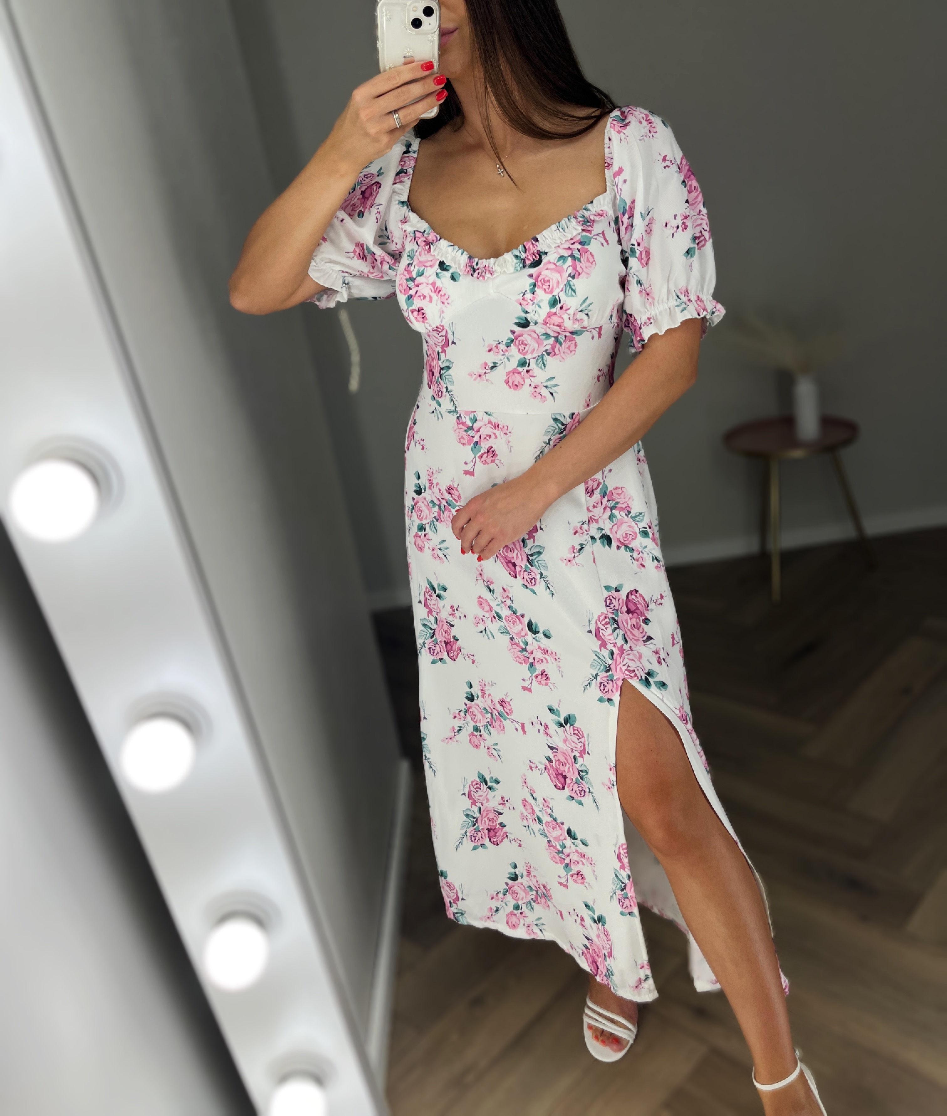 Balta gėlėta suknelė