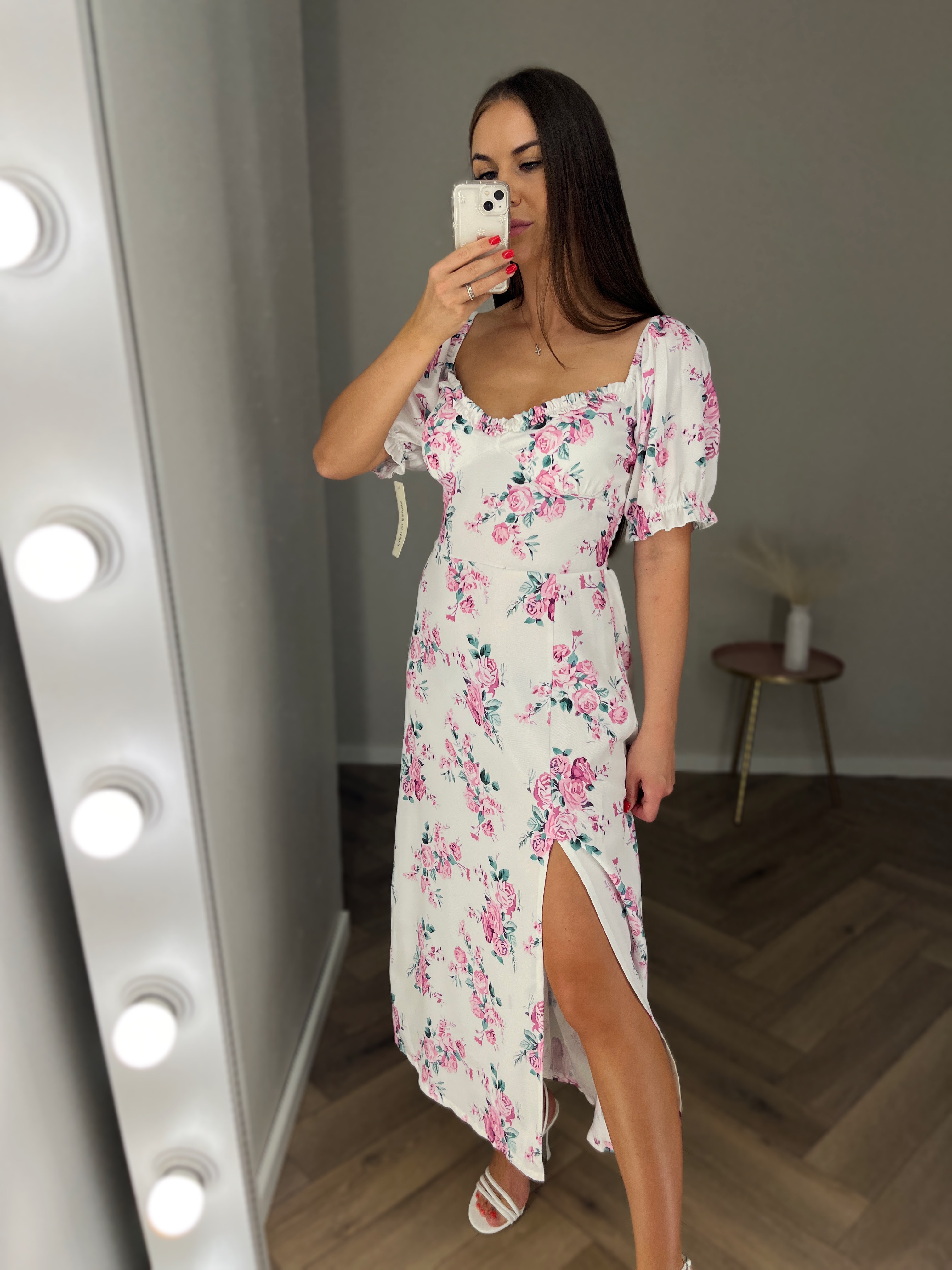 Balta gėlėta suknelė