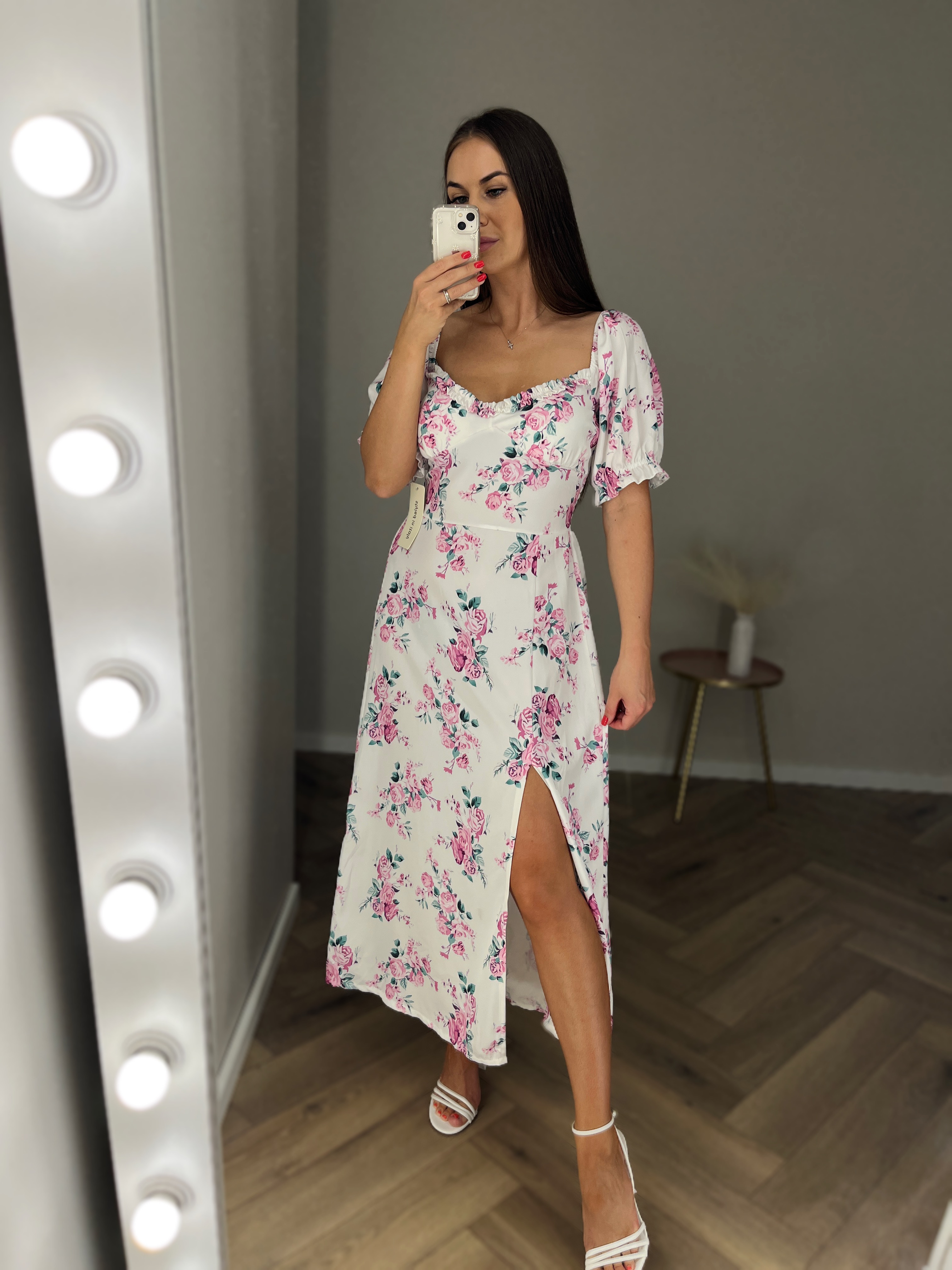 Balta gėlėta suknelė