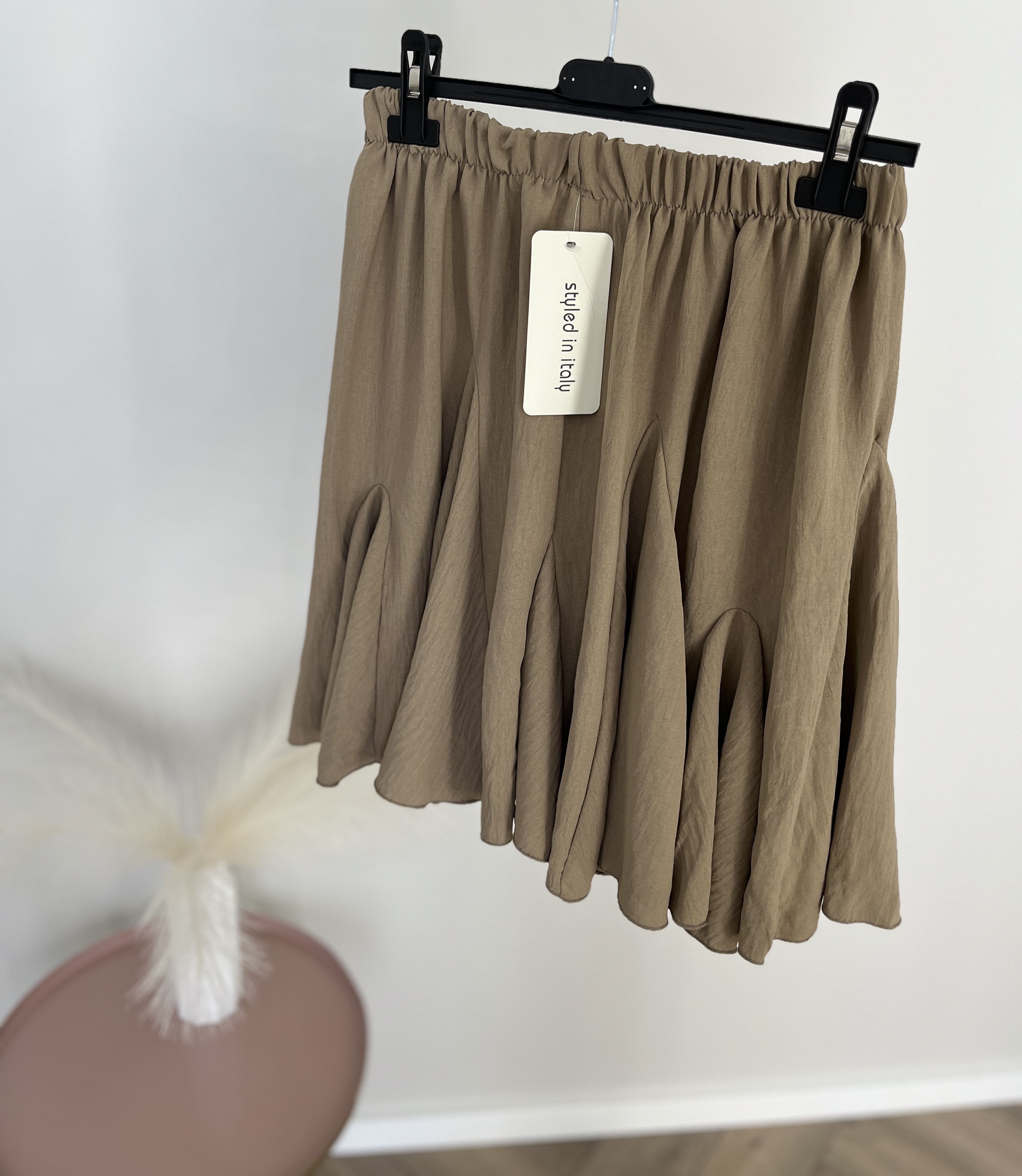 Rudas klostuotas sijonas