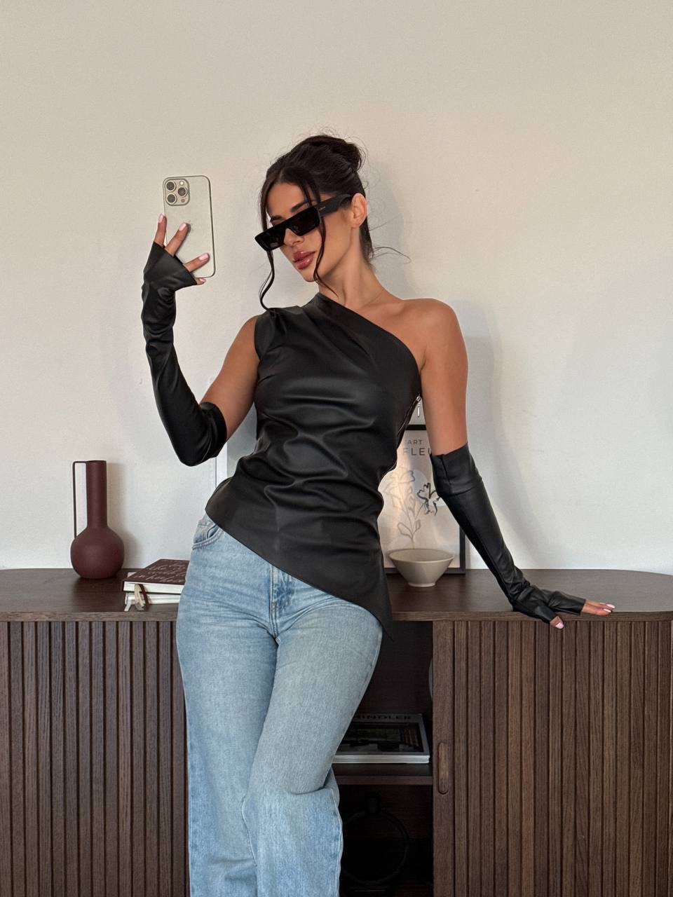 Juoda palaidinė su pirštinėmis