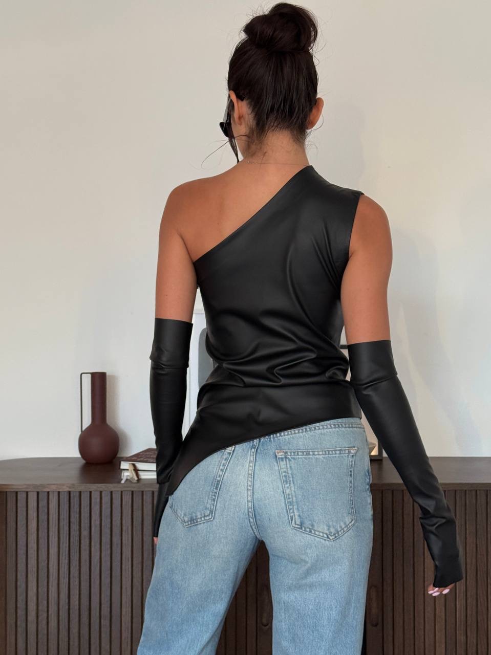 Juoda palaidinė su pirštinėmis