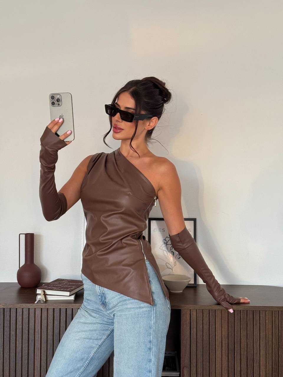 Ruda palaidinė su pirštinėmis