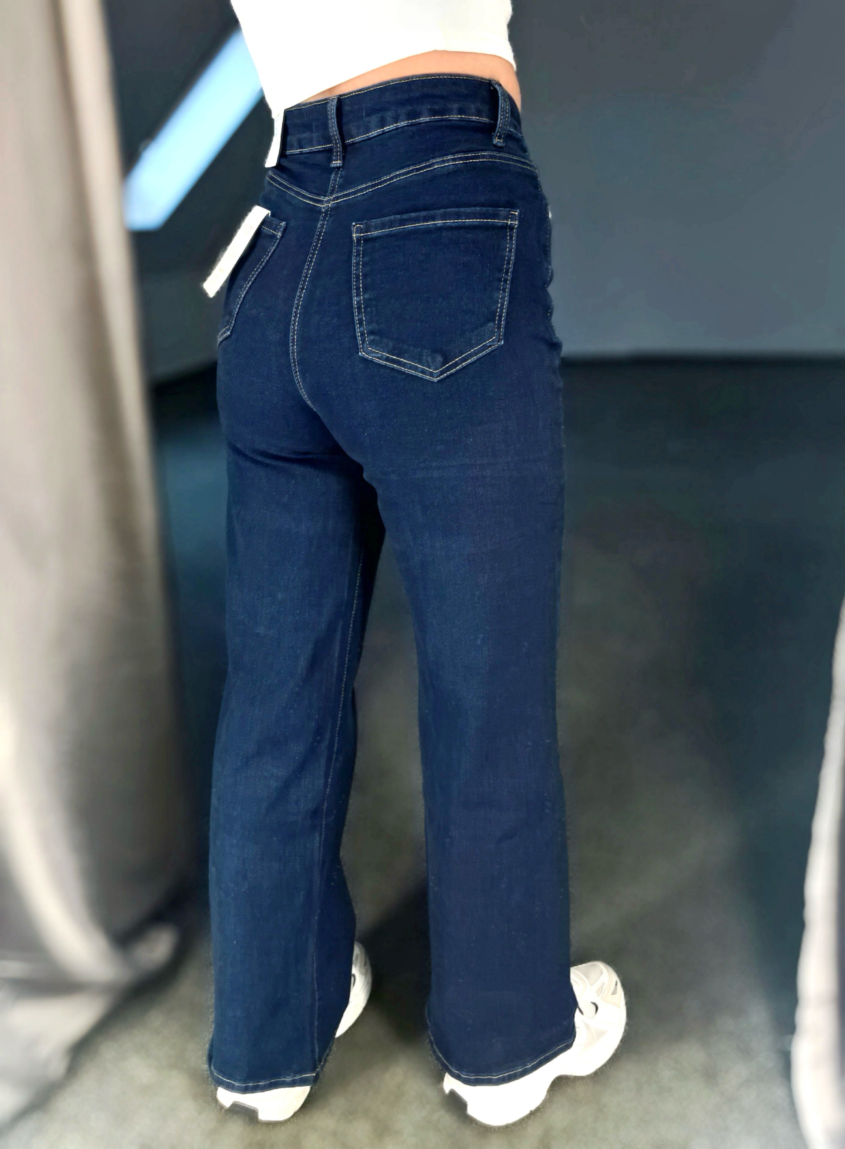 Tamsiai mėlyni džinsai