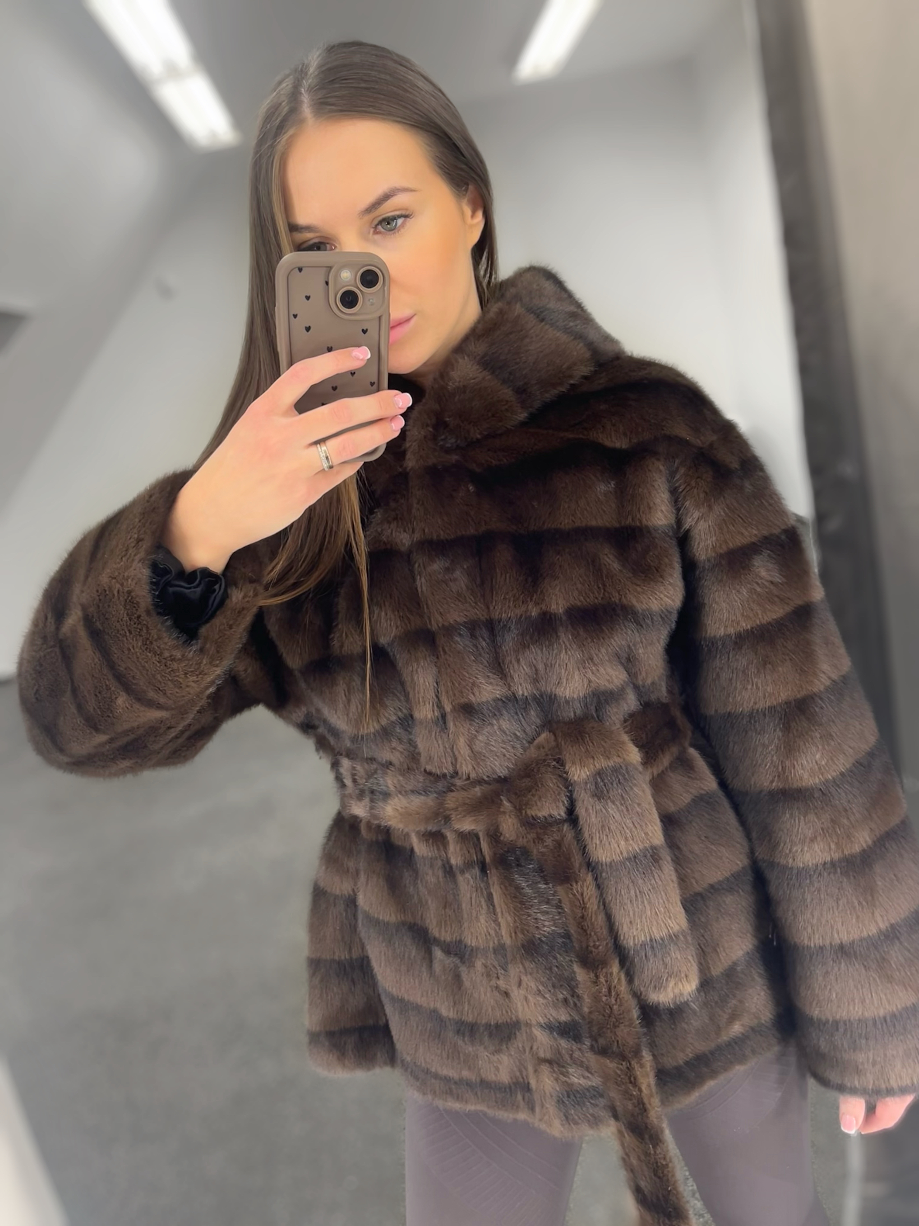 Rudi kailiniai su gobtuvu