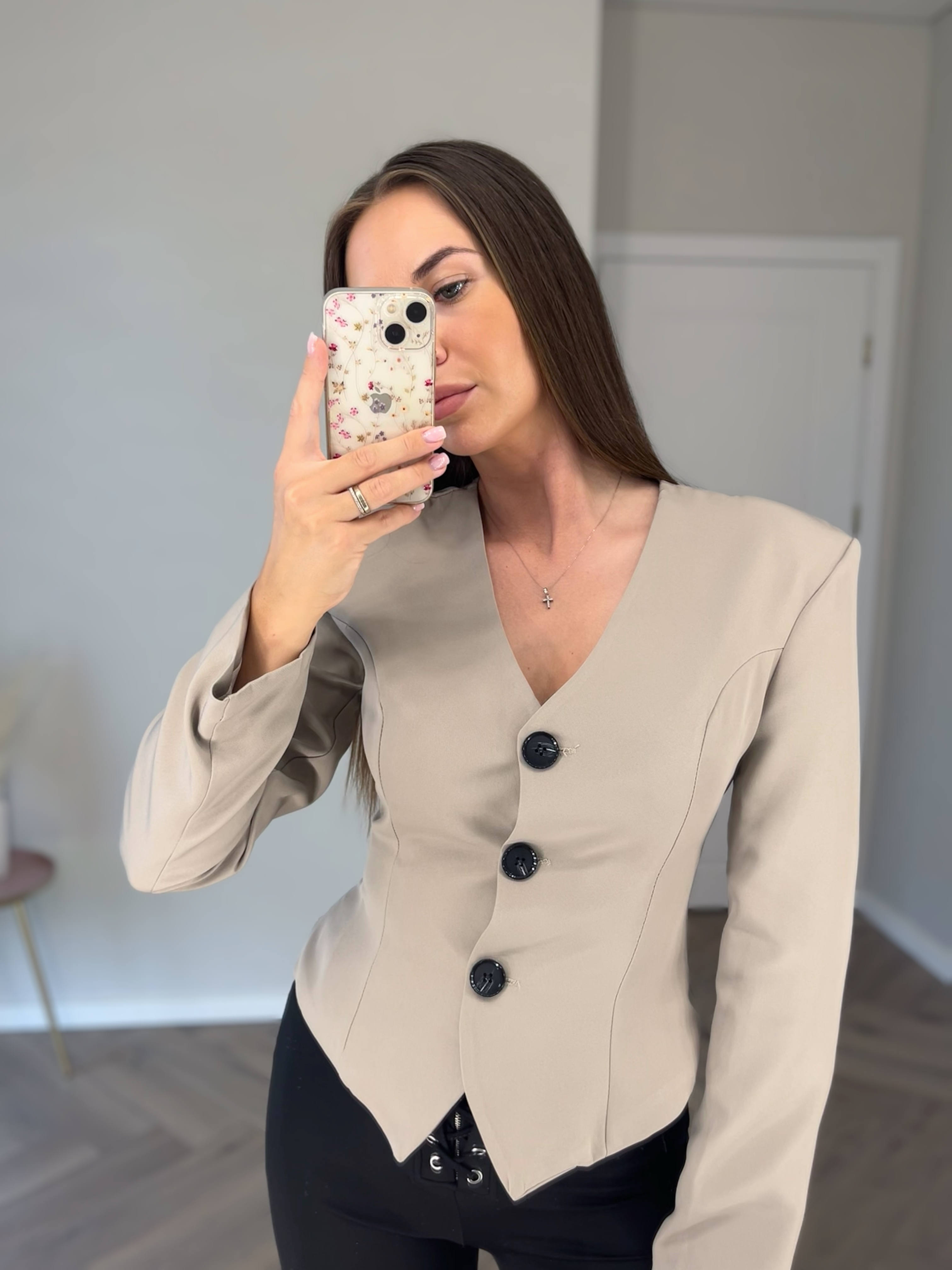 Rudas švarkas su šalikėliu