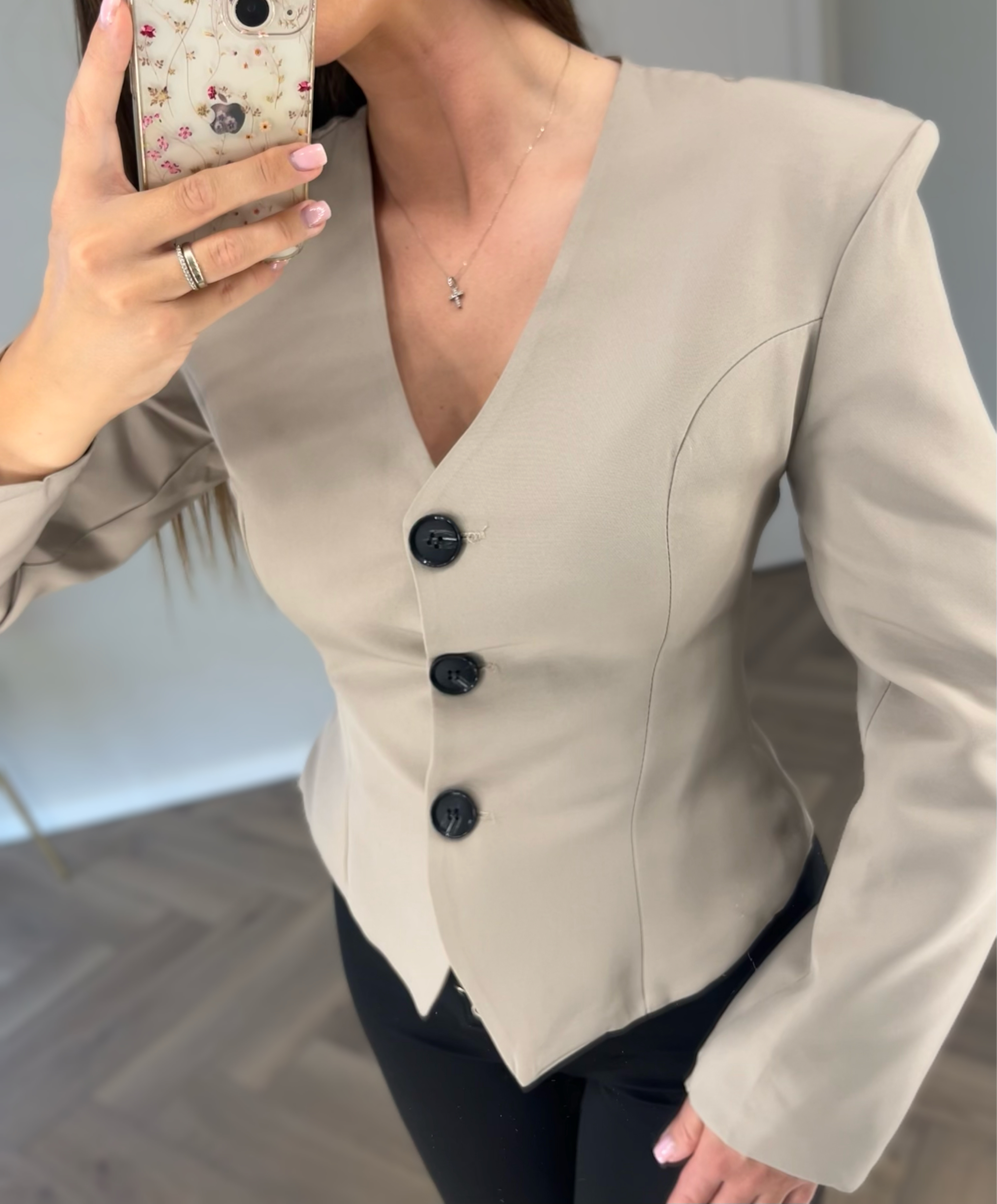 Rudas švarkas su šalikėliu