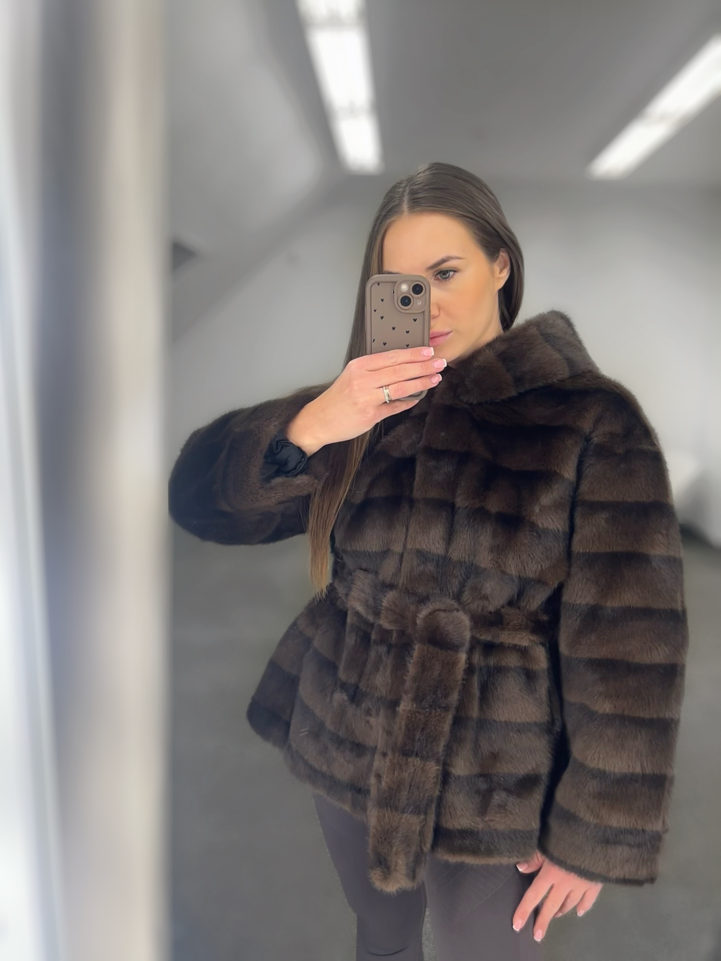 Rudi kailiniai su gobtuvu