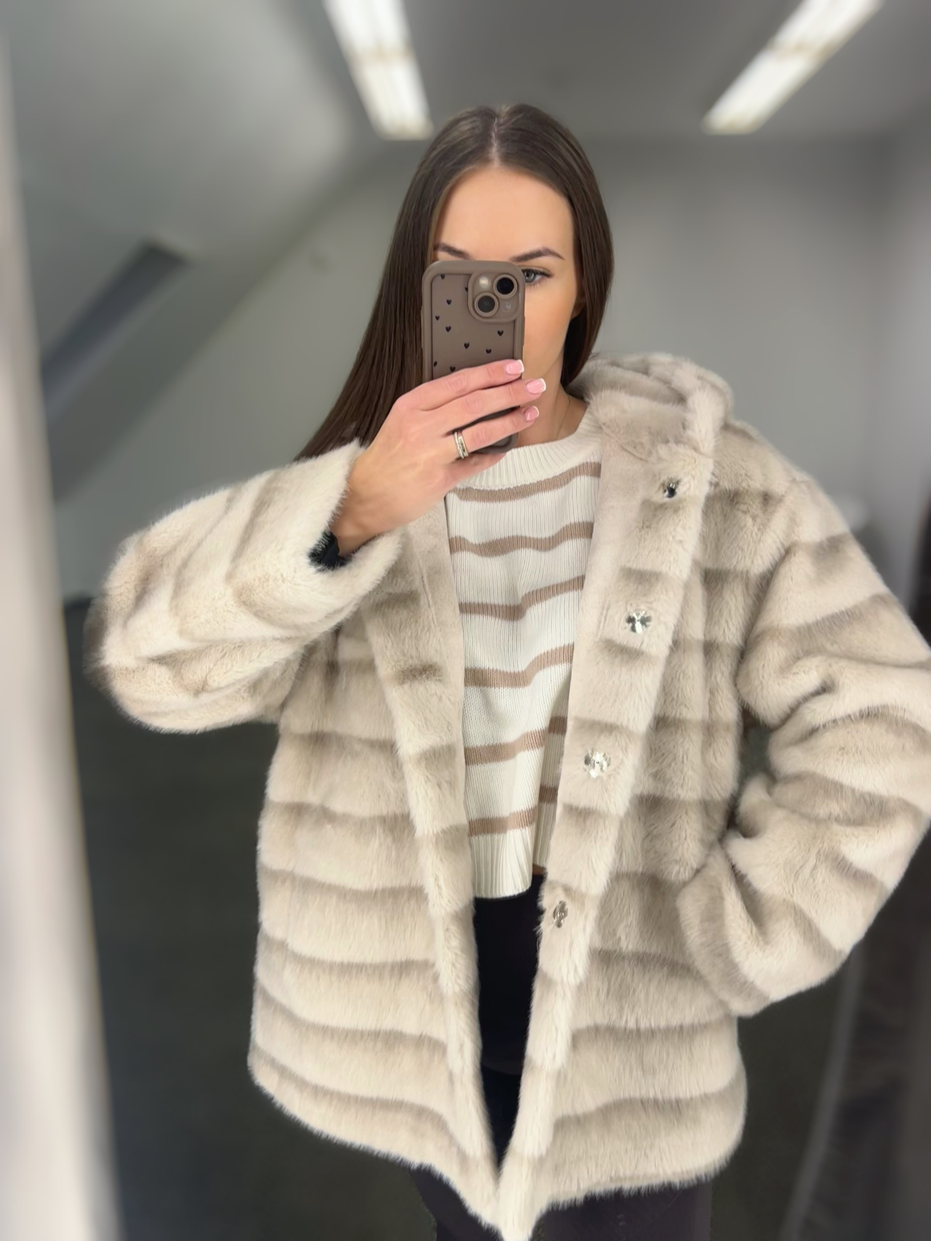 Šviesūs kailiniai su gobtuvu