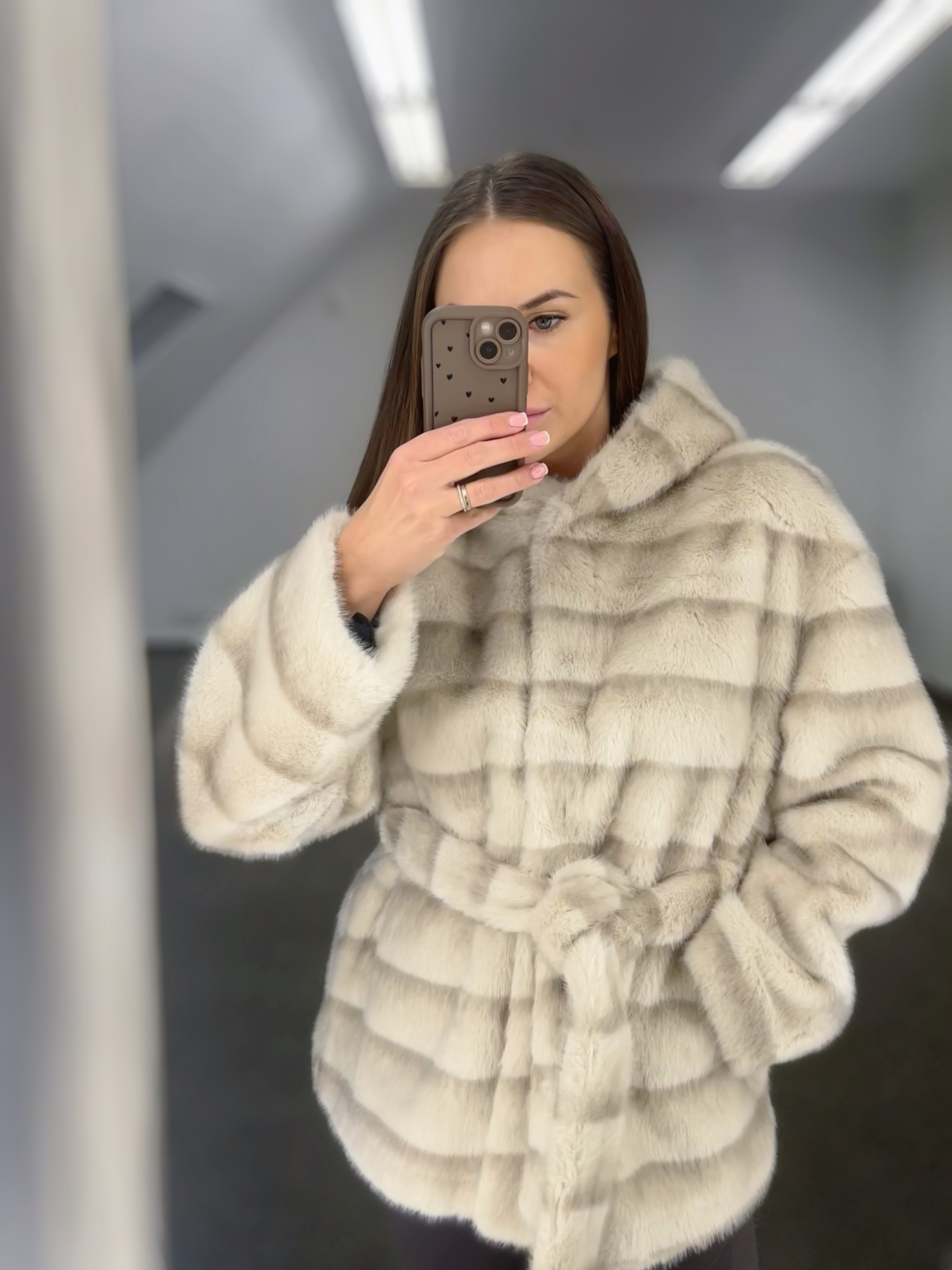 Šviesūs kailiniai su gobtuvu