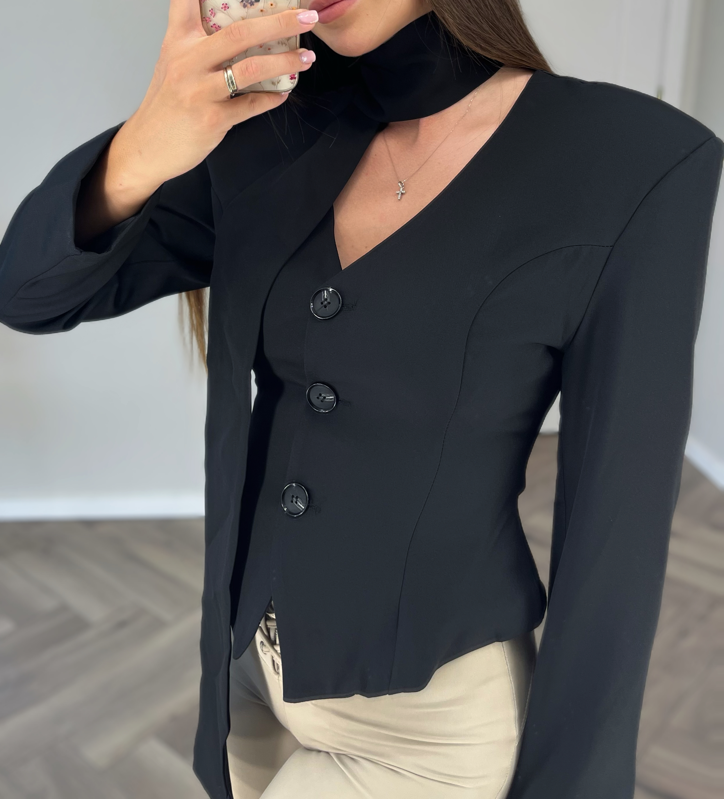 Juodas švarkas su šalikėliu