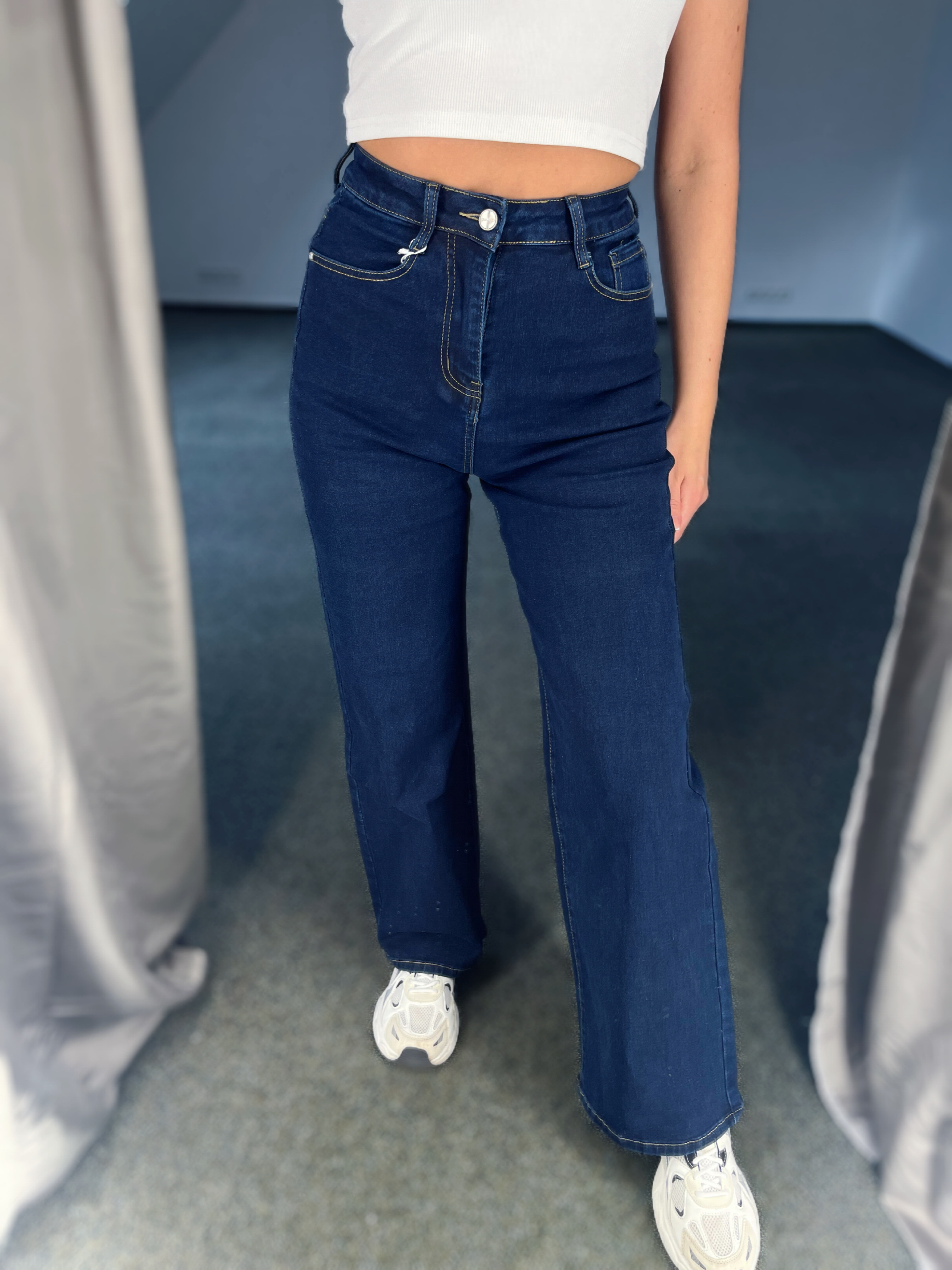 Tamsiai mėlyni džinsai