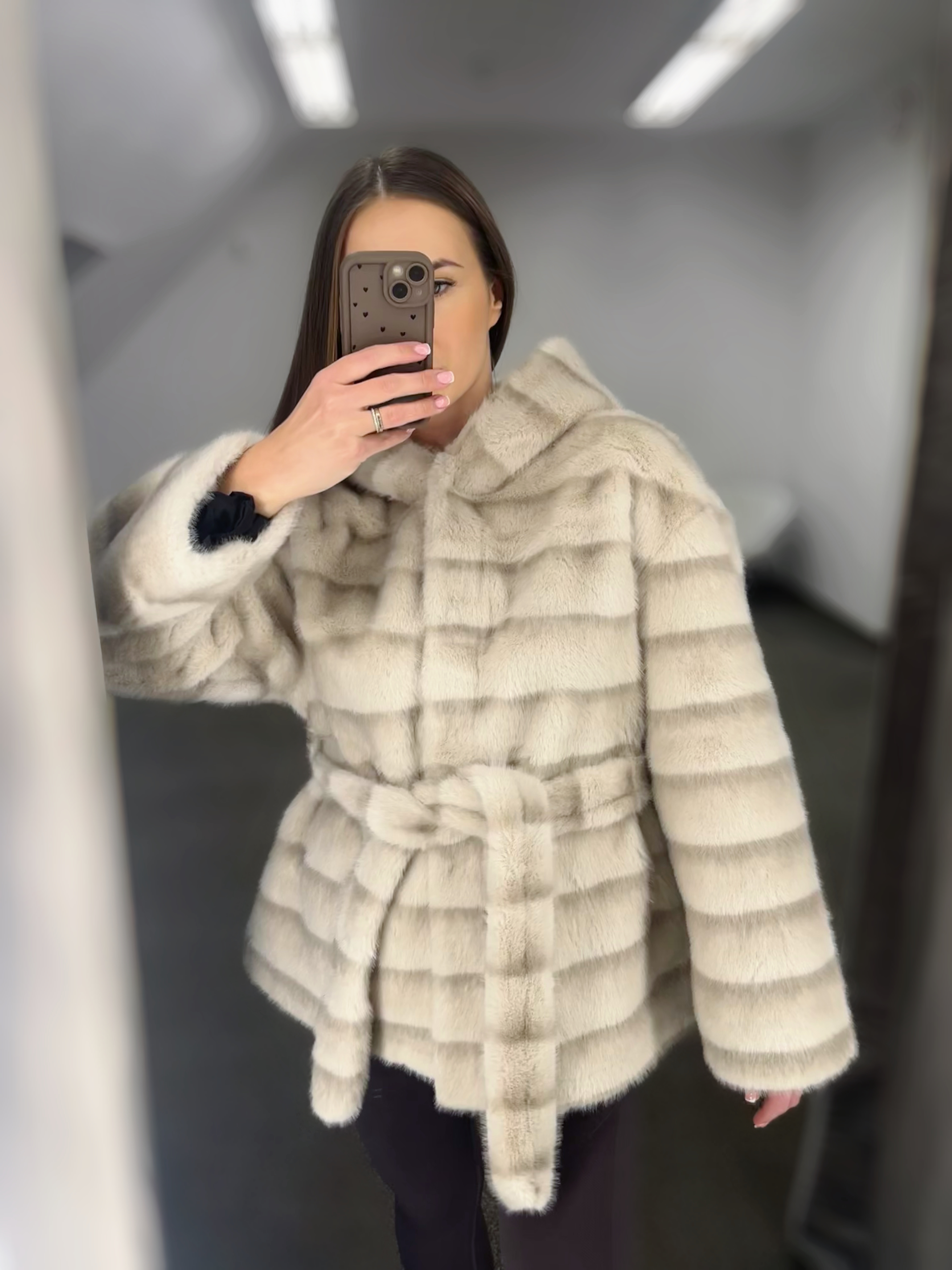 Šviesūs kailiniai su gobtuvu