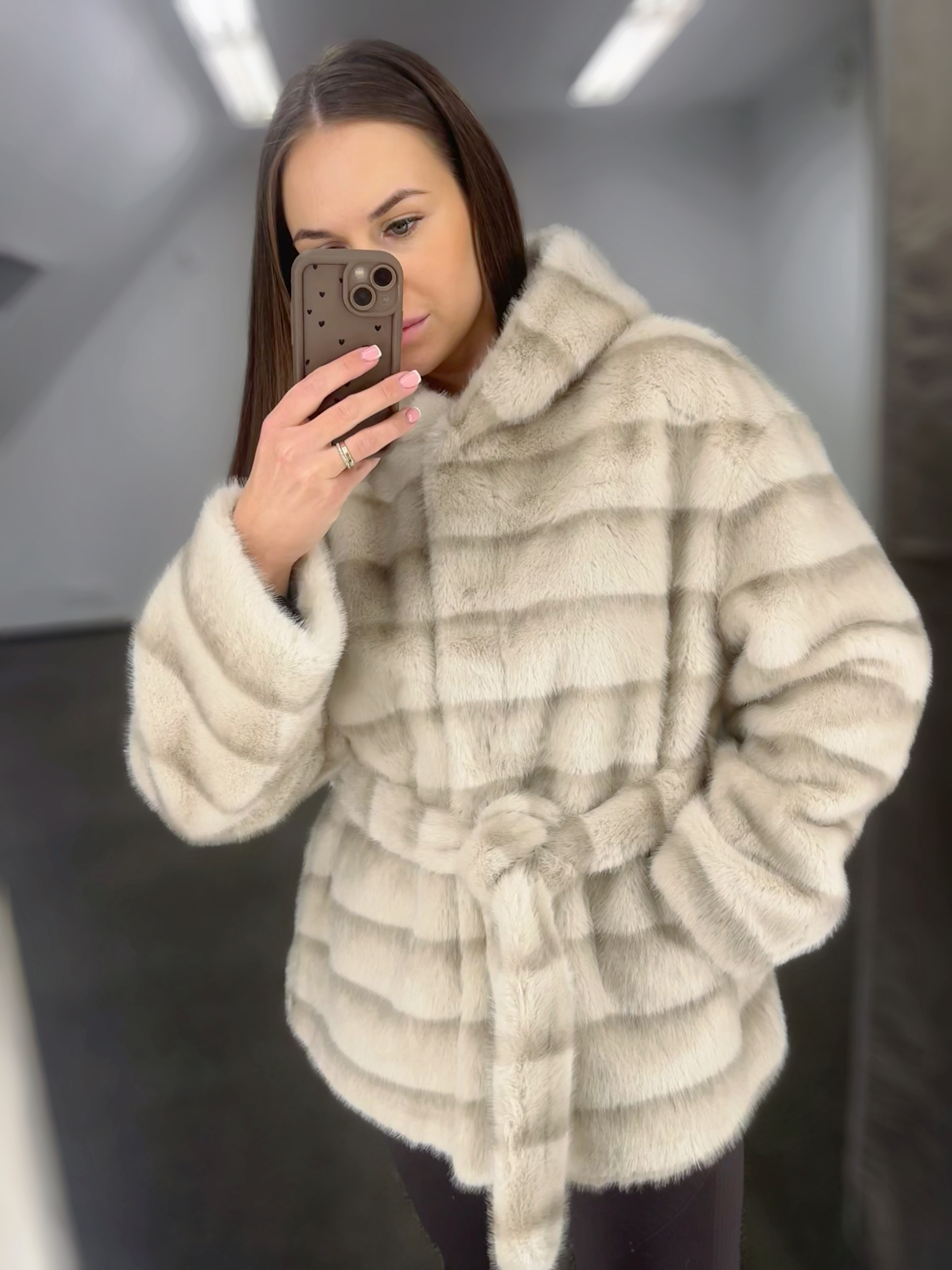 Šviesūs kailiniai su gobtuvu