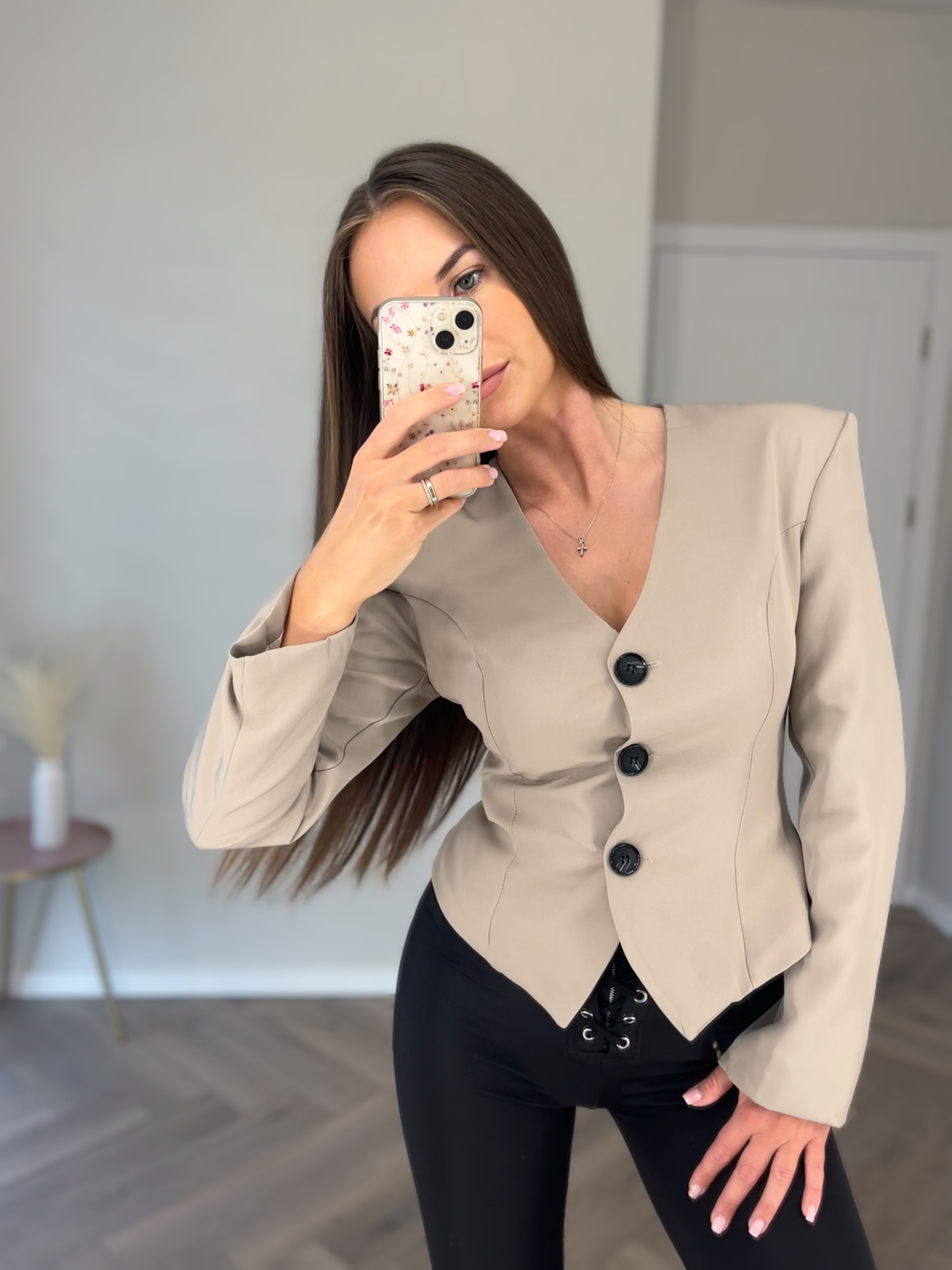 Rudas švarkas su šalikėliu