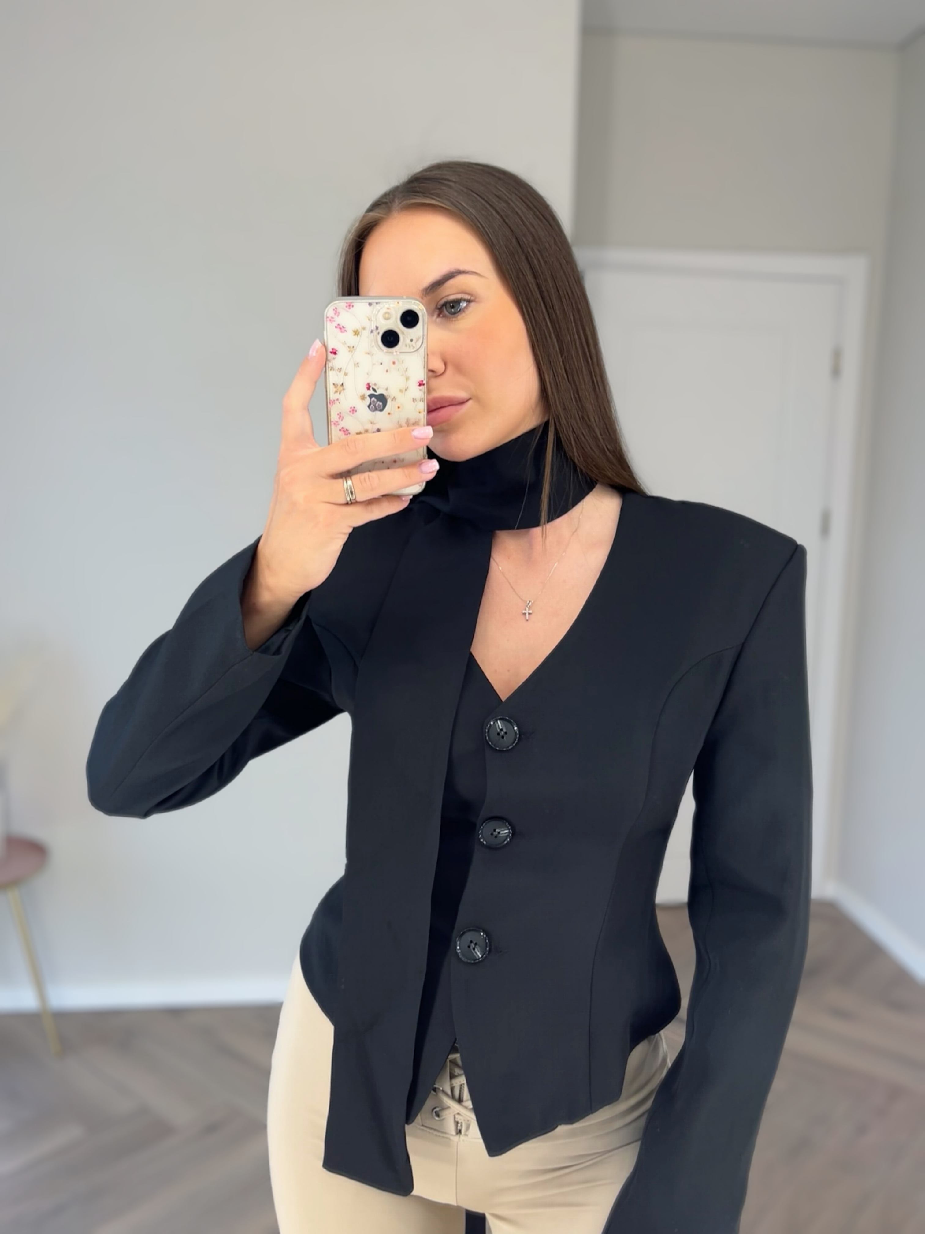 Juodas švarkas su šalikėliu