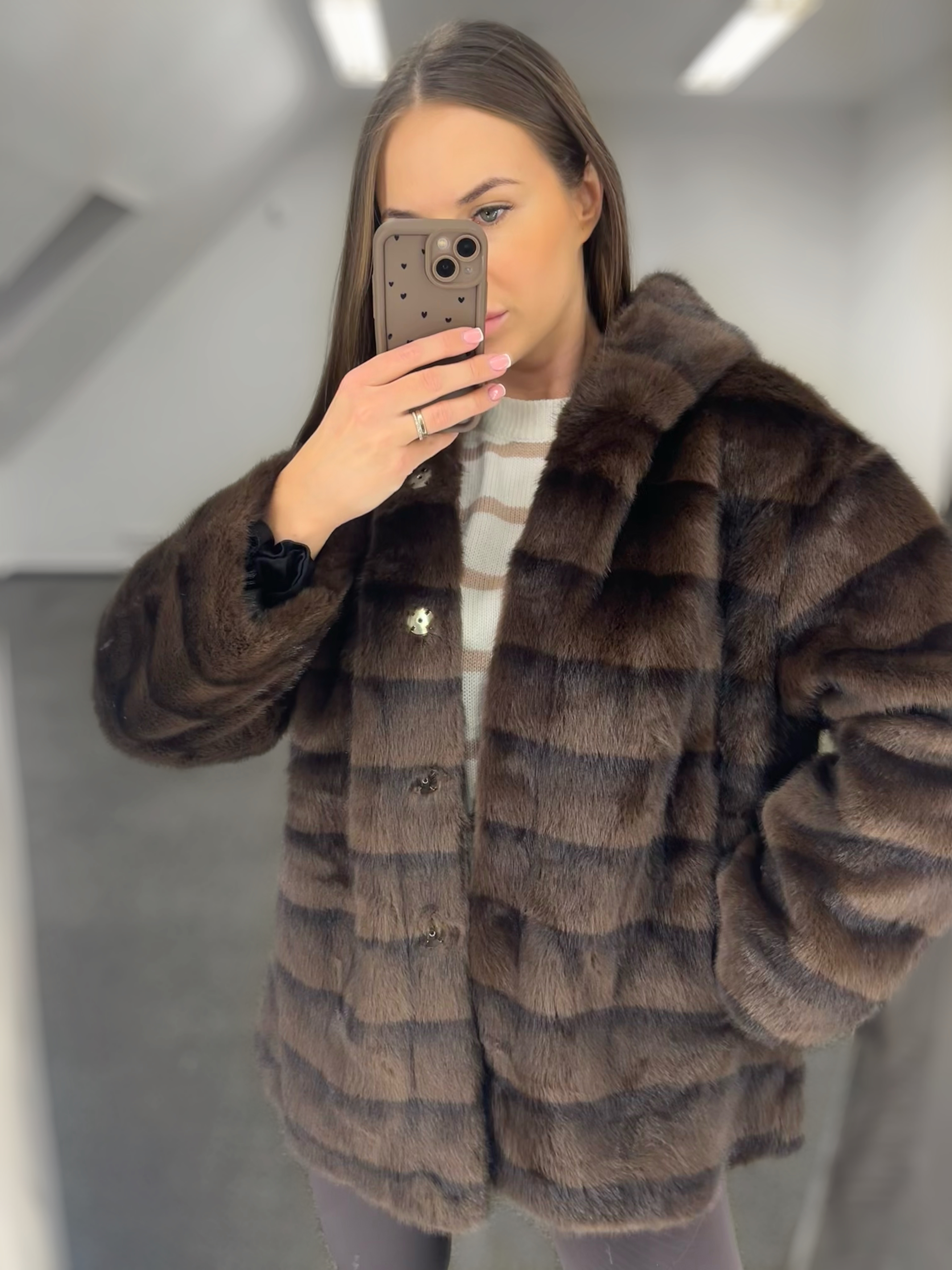 Rudi kailiniai su gobtuvu