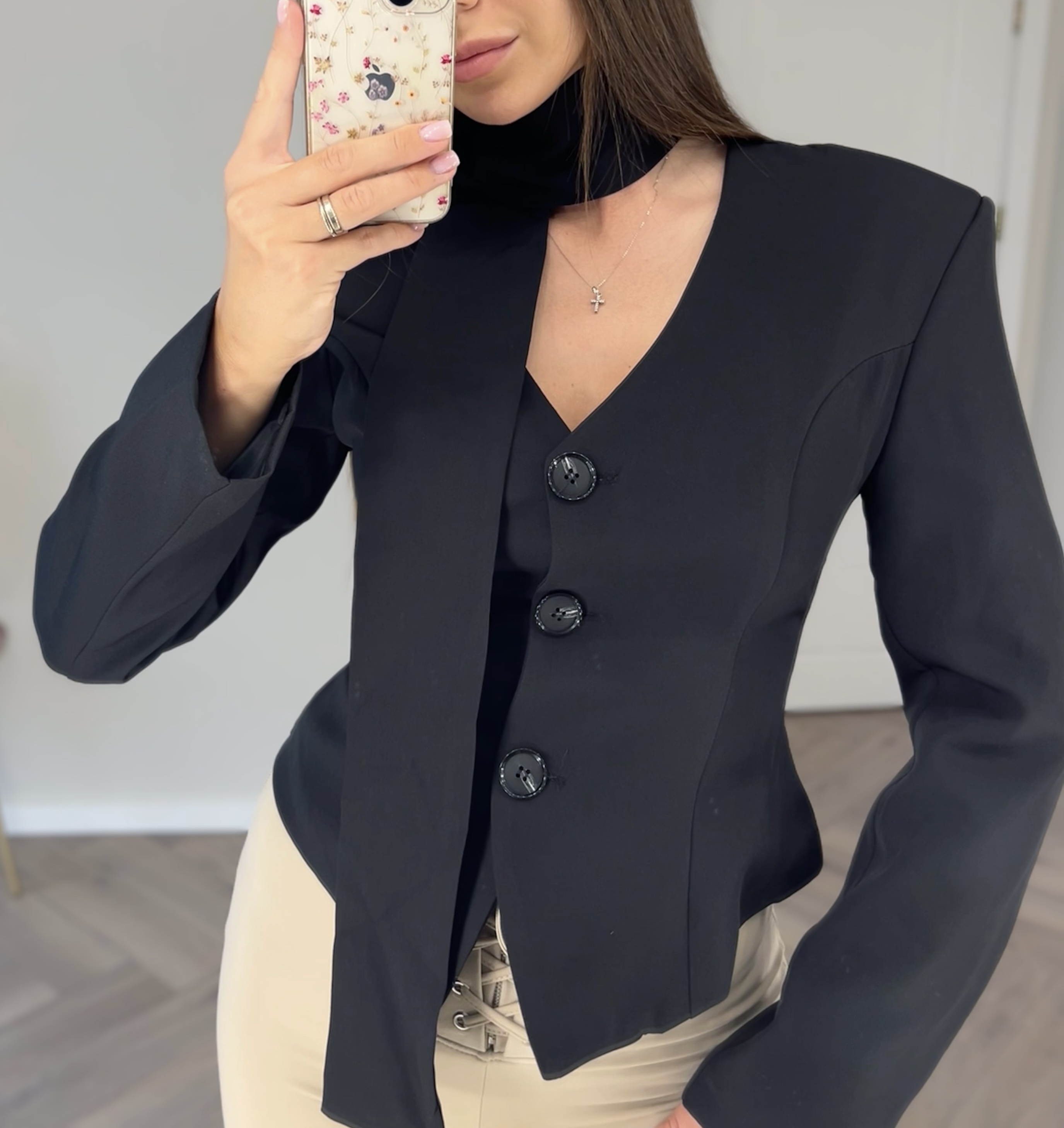 Juodas švarkas su šalikėliu