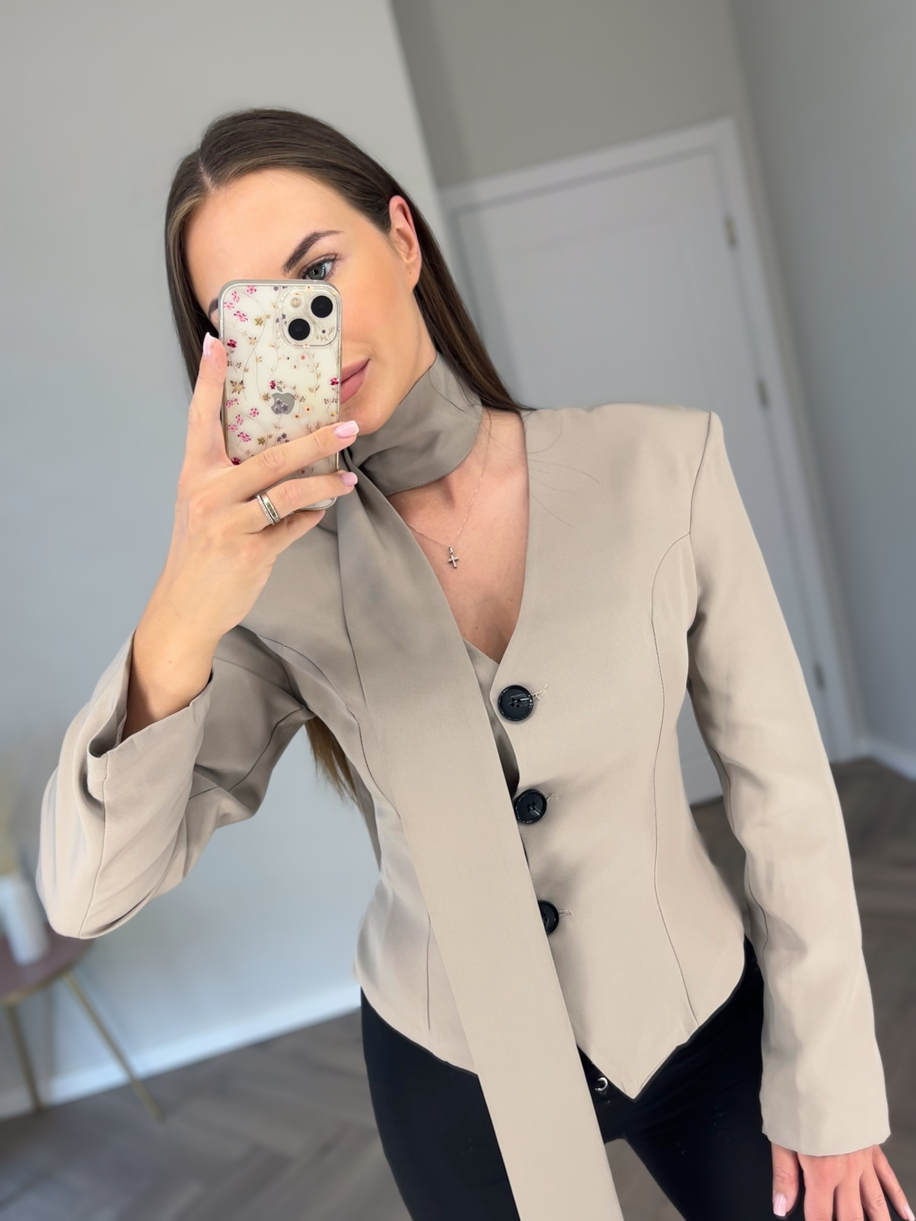 Rudas švarkas su šalikėliu