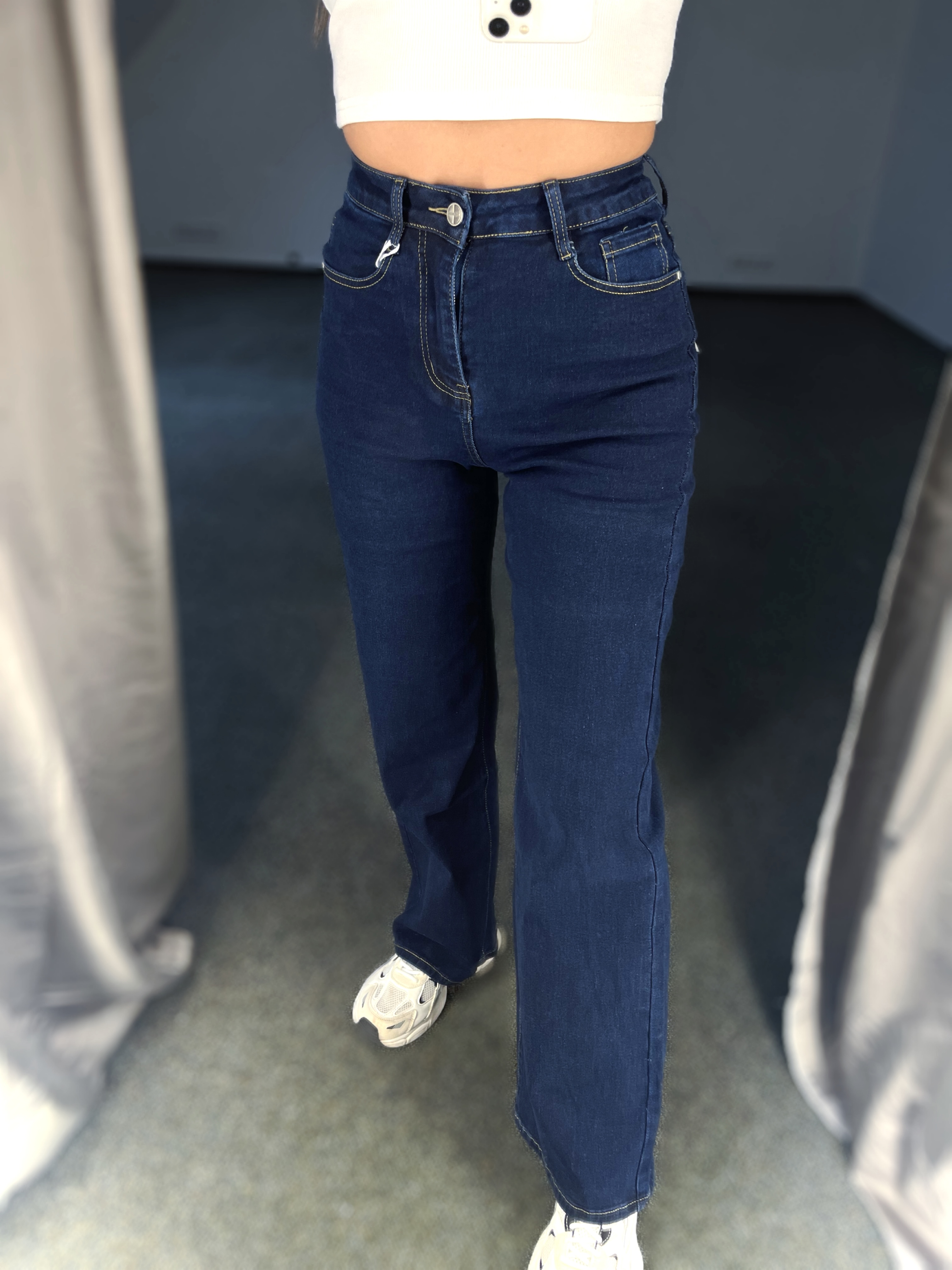 Tamsiai mėlyni džinsai