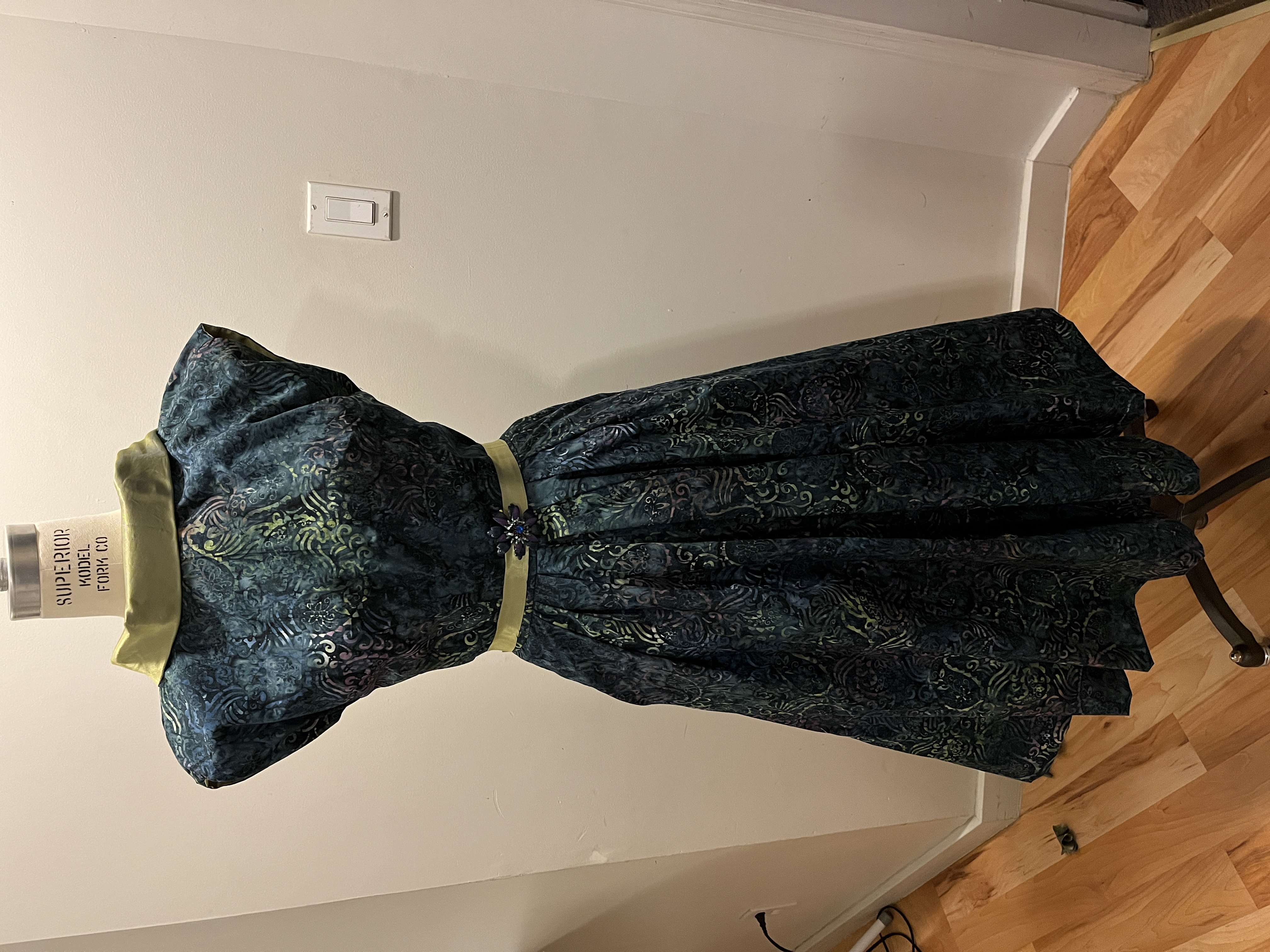 1953 Dipped Collar Dress