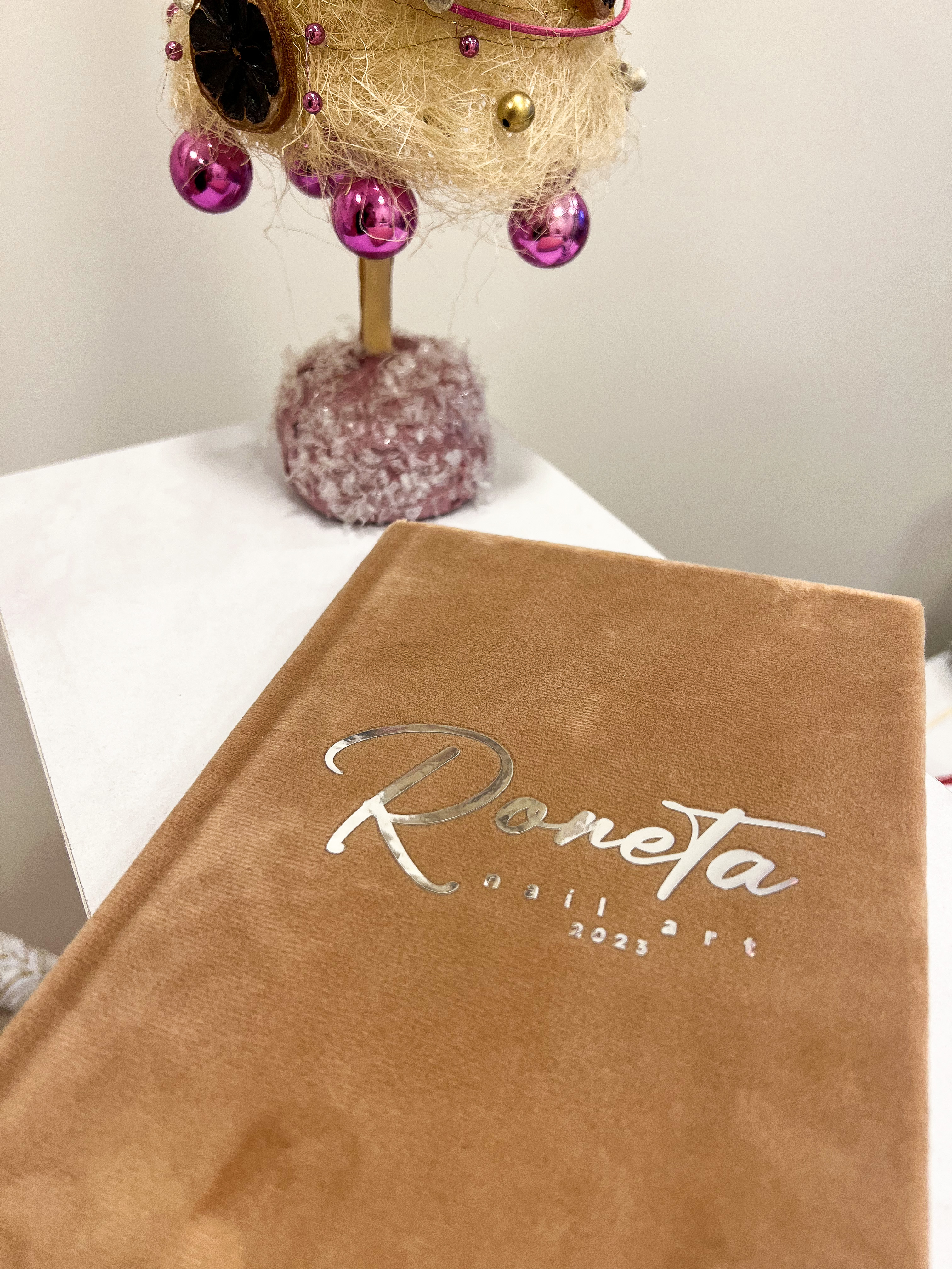 A5 darbo knyga su veliūriniu viršeliu ir Jūsų norimu užrašu