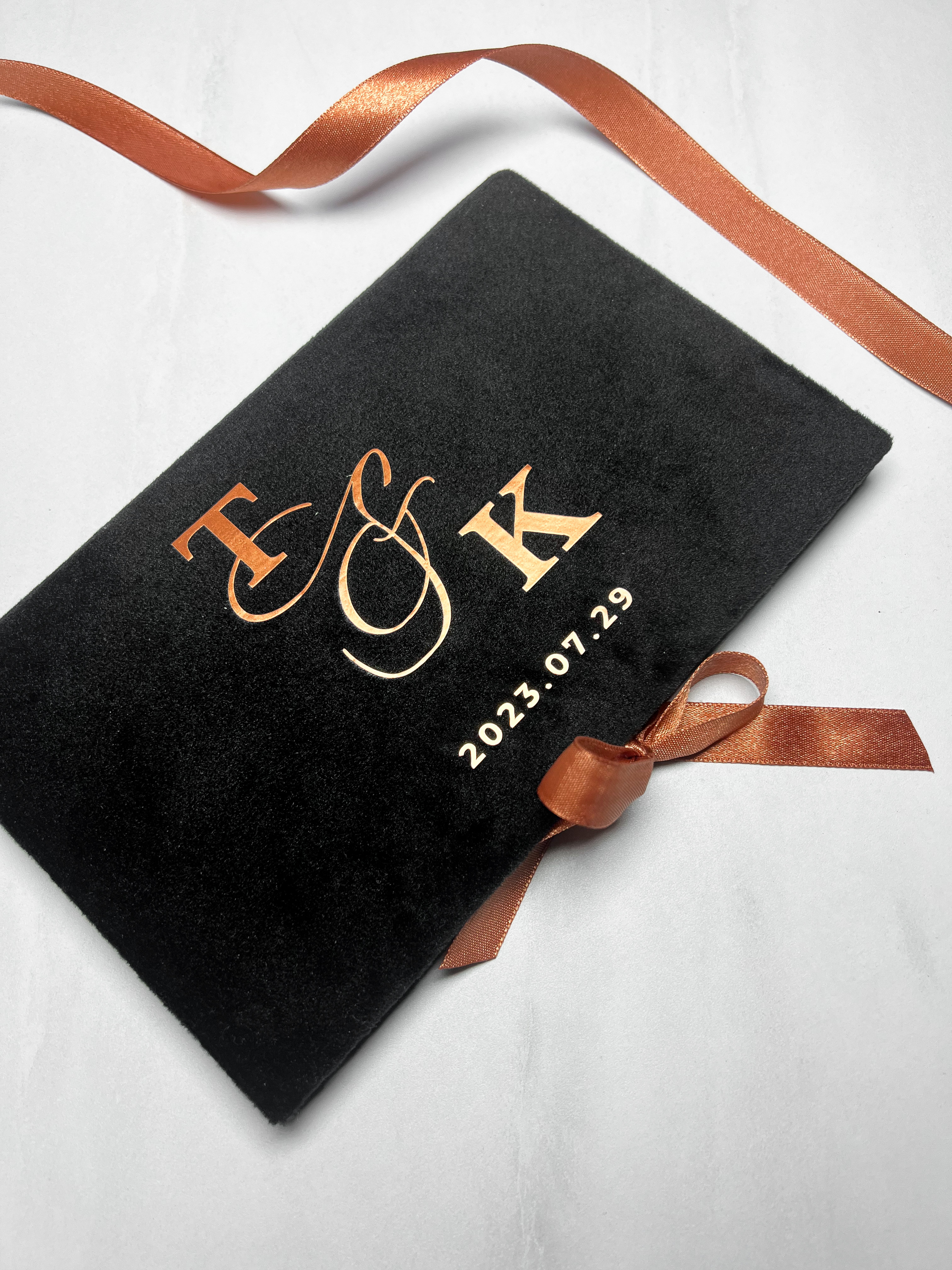 Vokelis su norima monograma