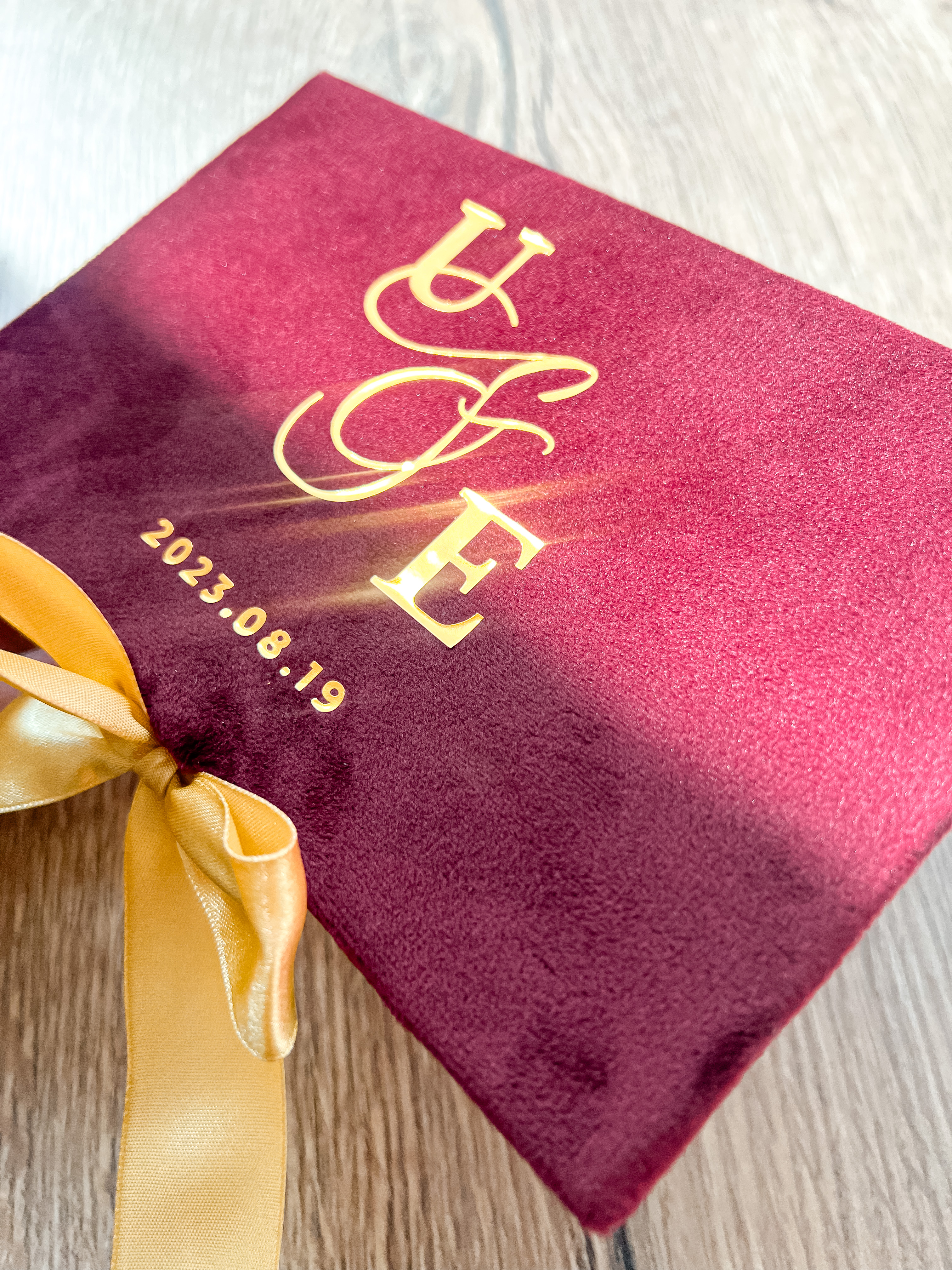 Vokelis su norima monograma