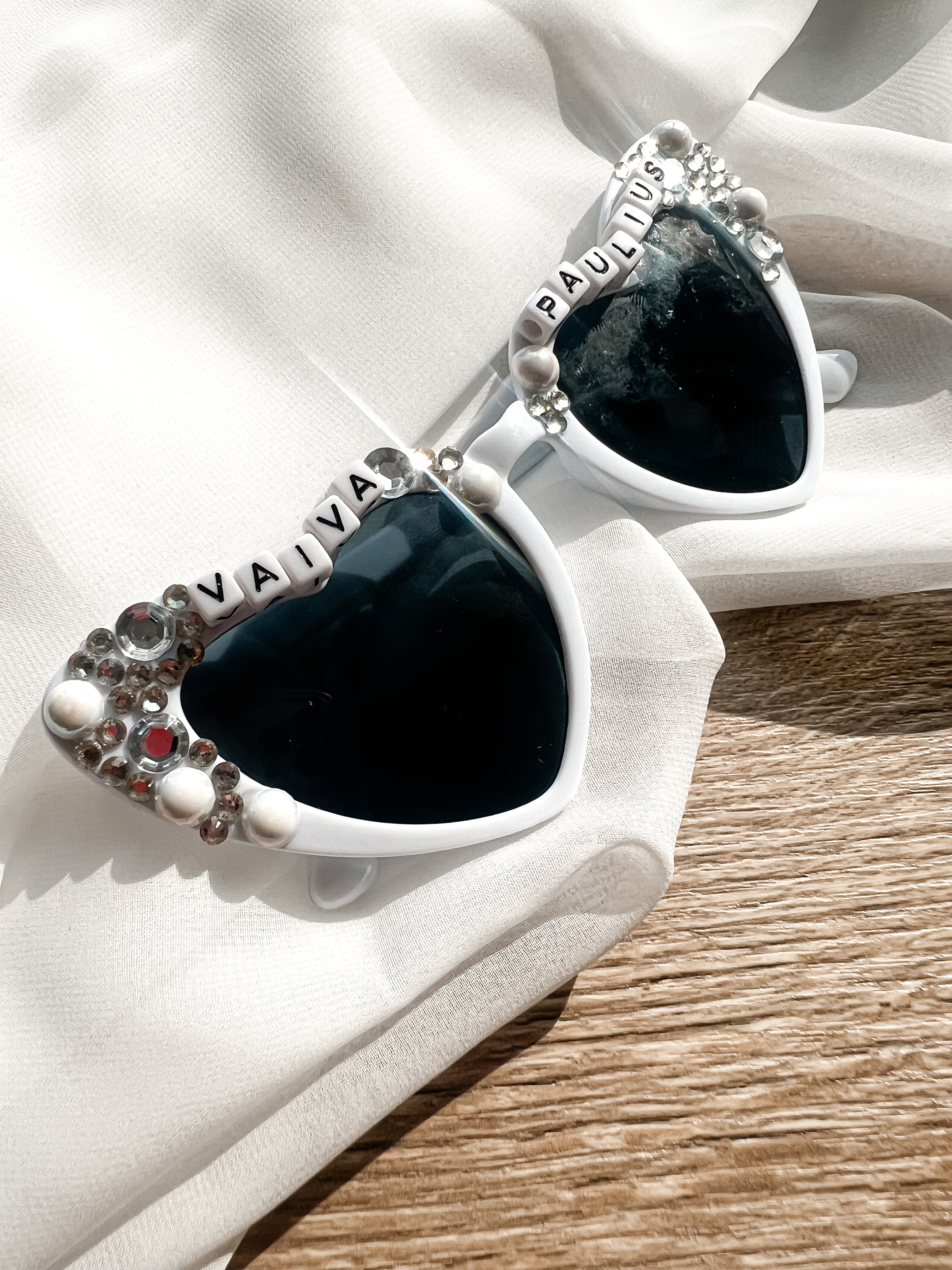 Akiniai su užrašu dekoruoti perliukais