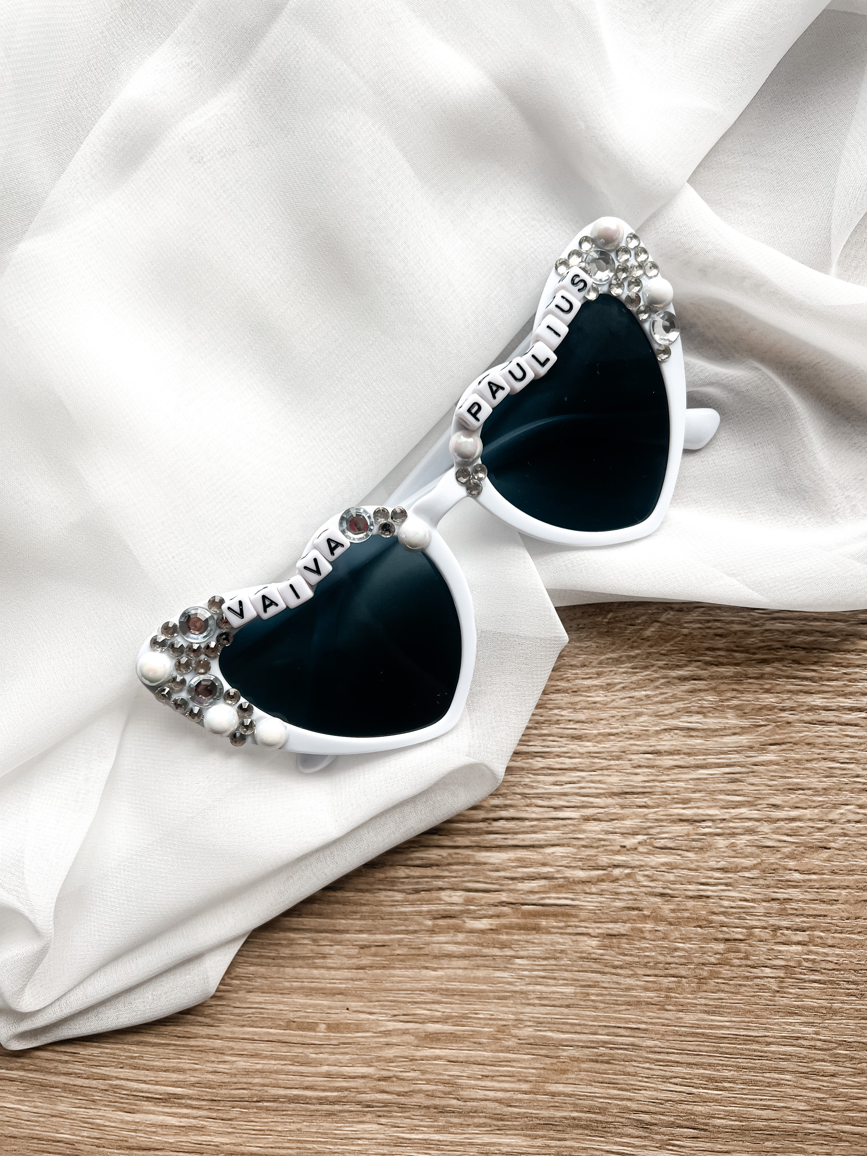 Akiniai su užrašu dekoruoti perliukais