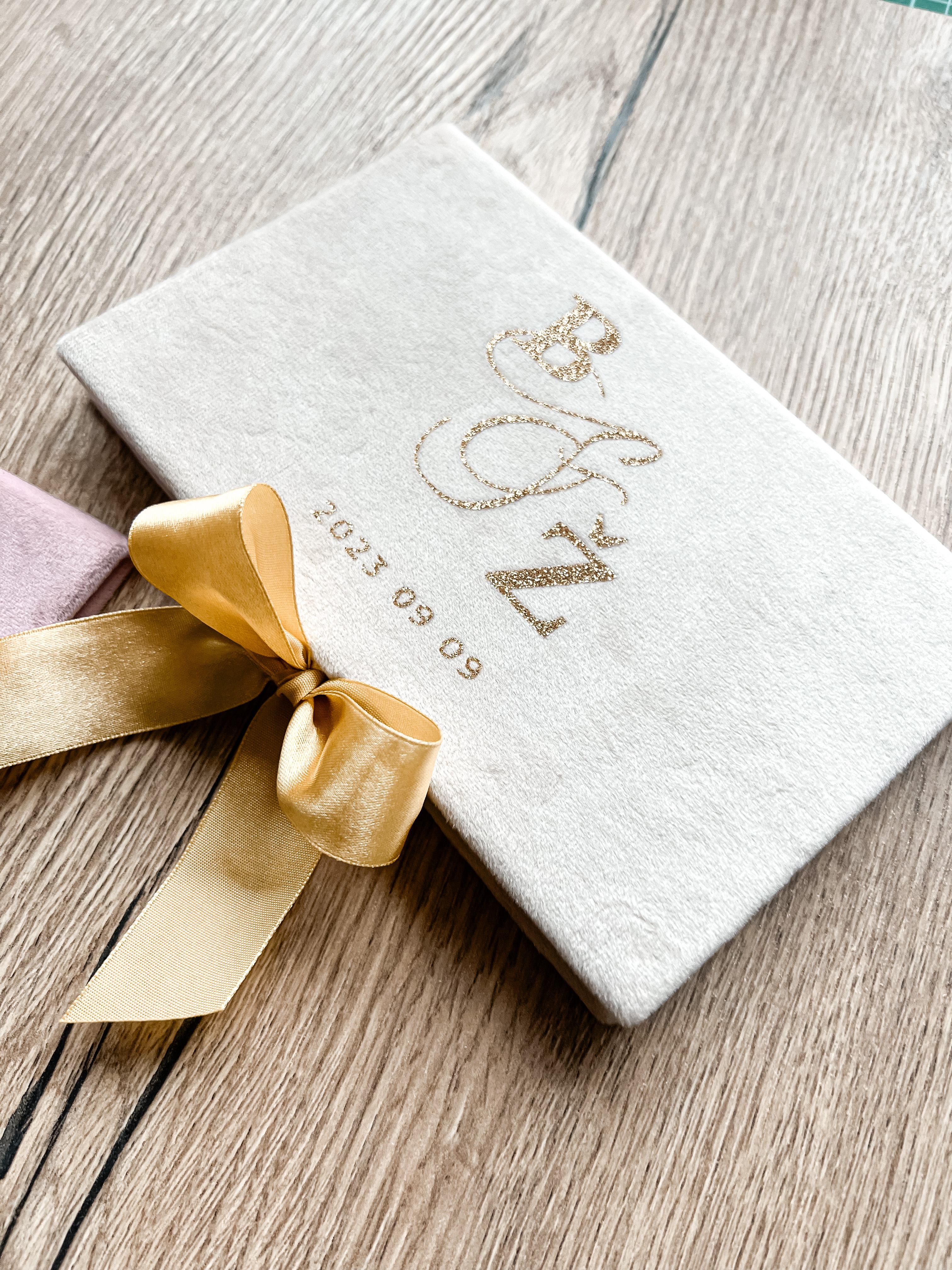 Vokelis su norima monograma