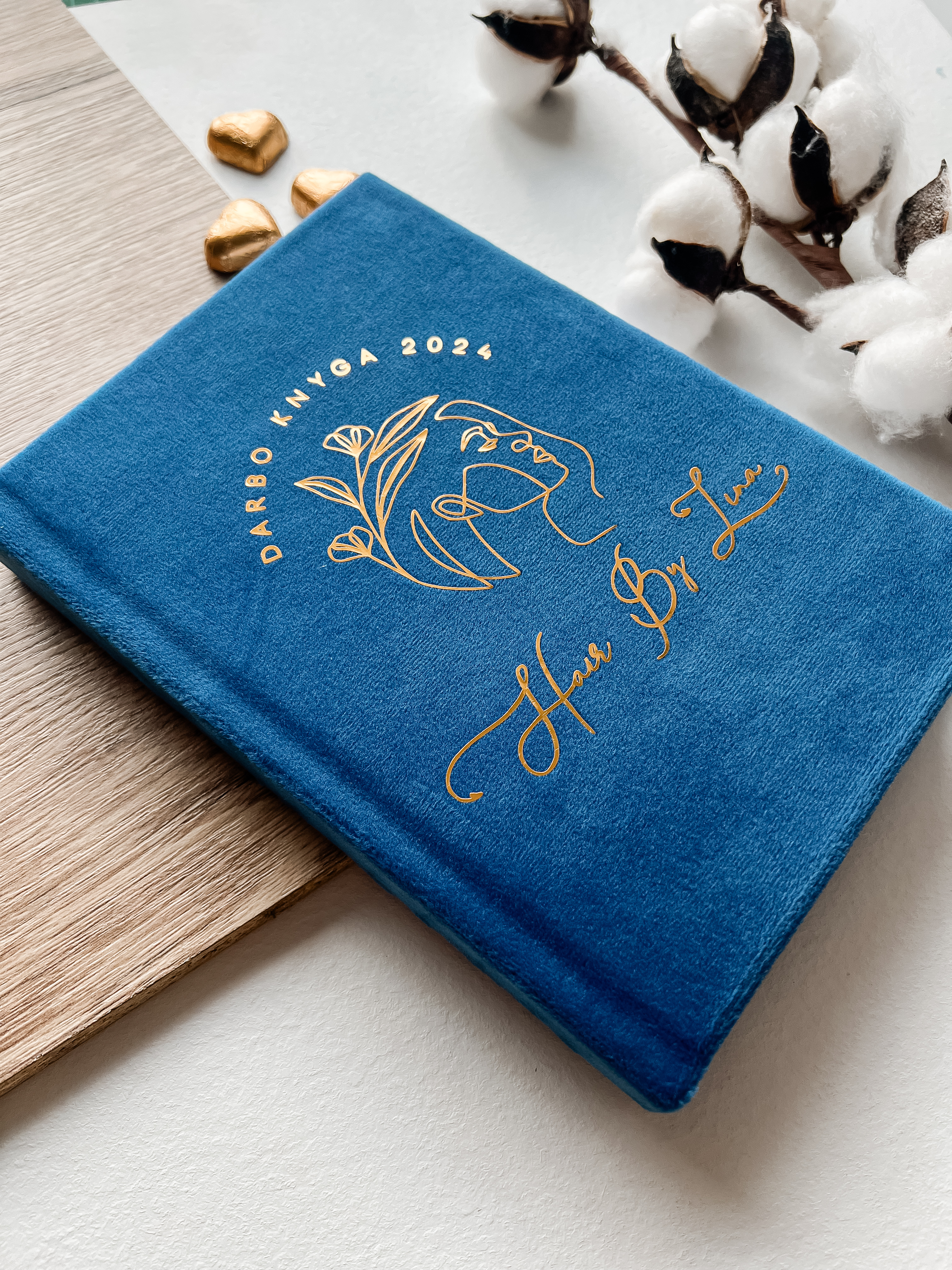 A5 darbo knyga su veliūriniu viršeliu ir Jūsų norimu užrašu