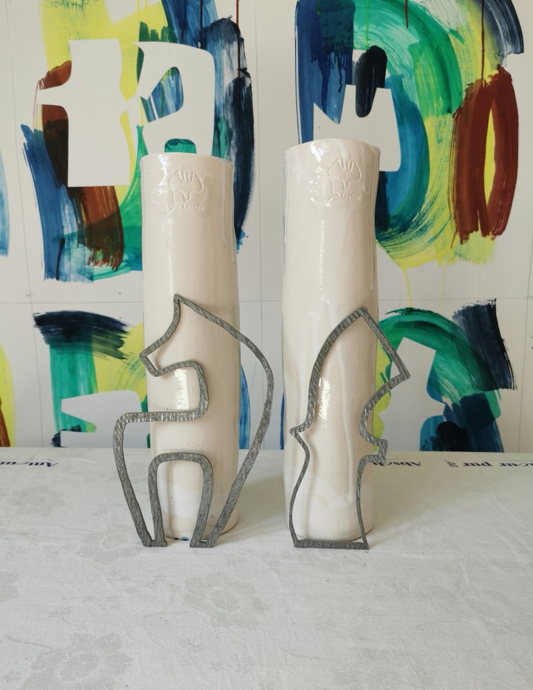 Paire de vases sculptés