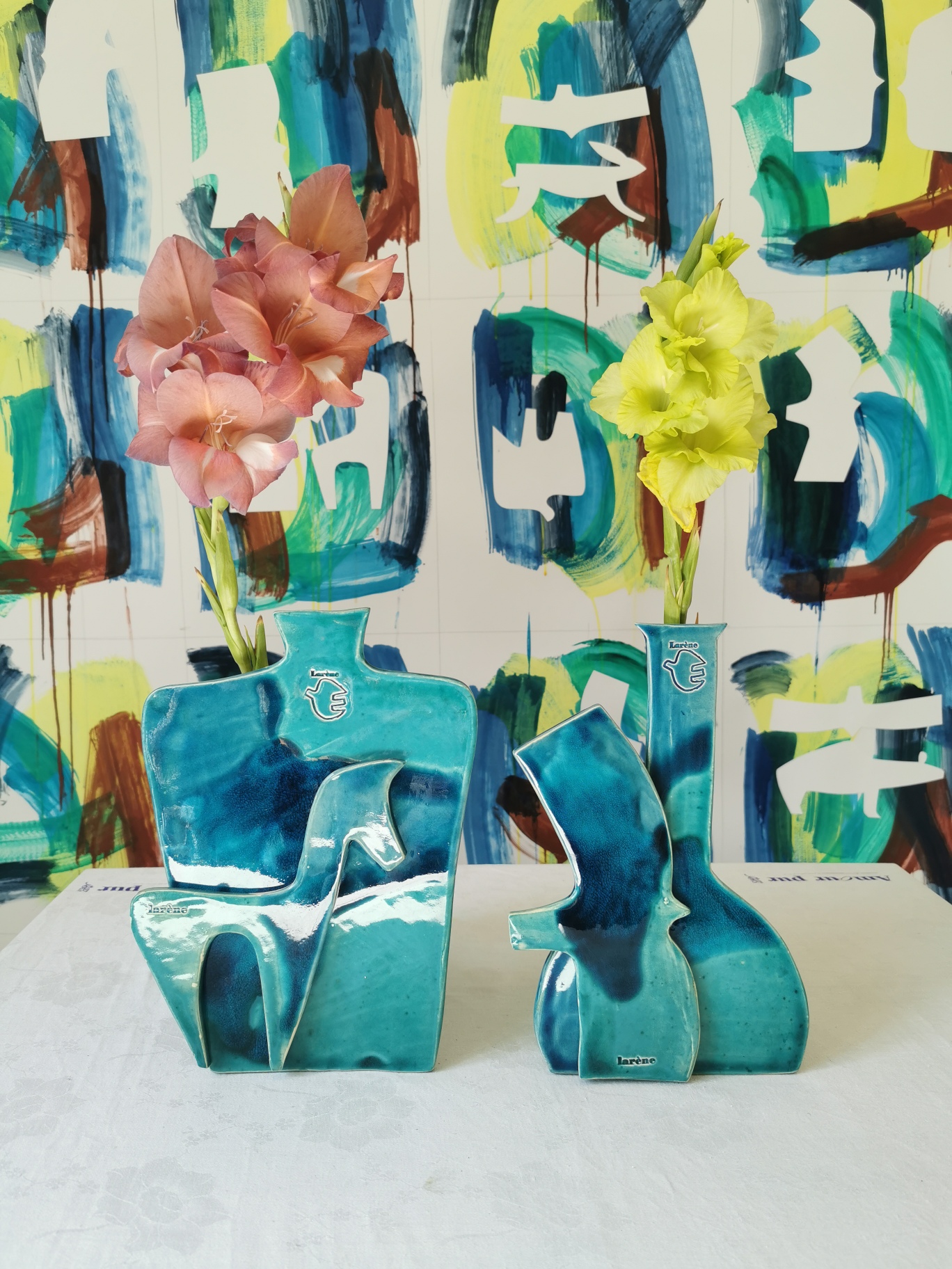 Paire de vases sculptés