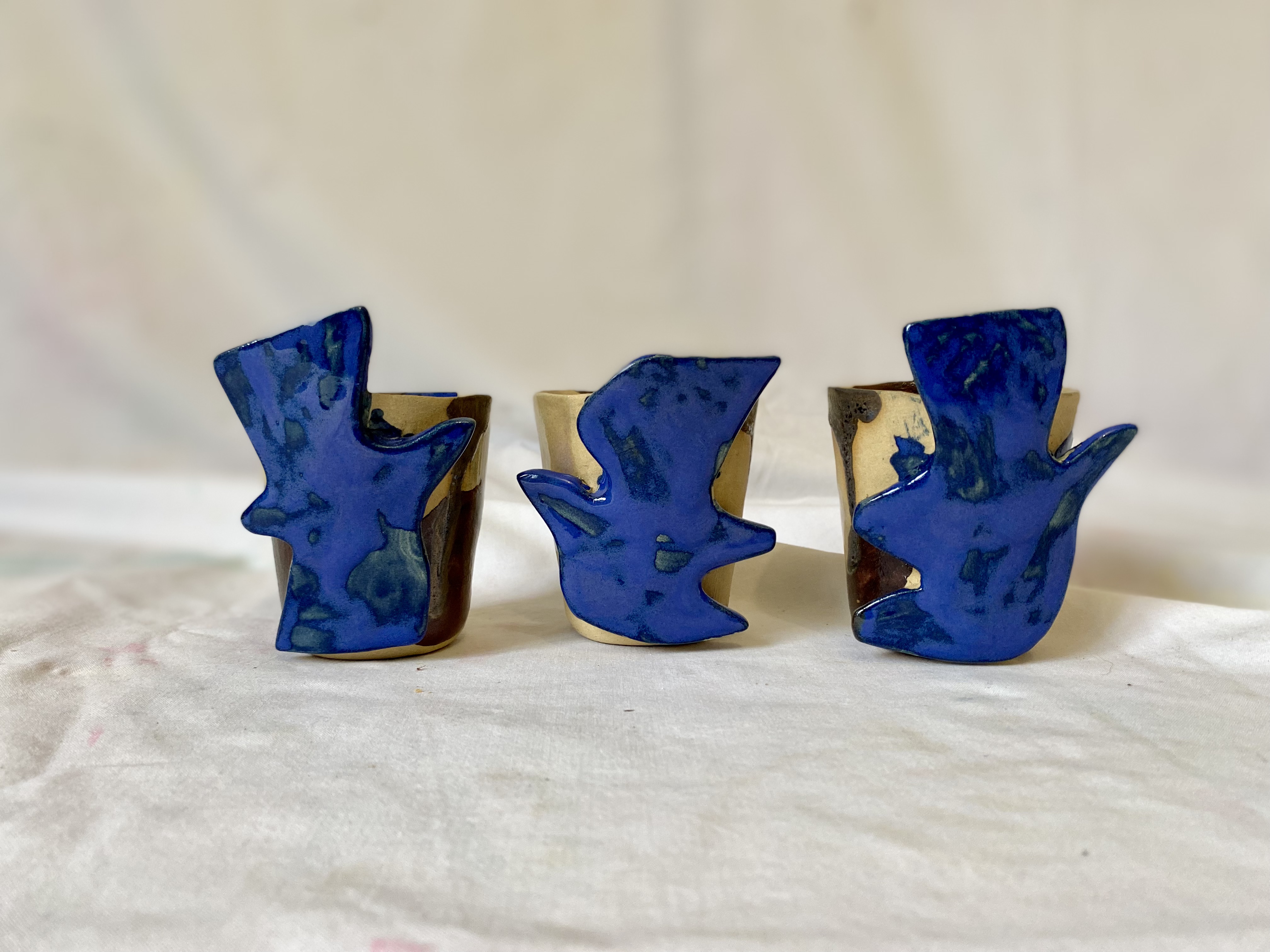 gobelets sculptés en grès émaillé