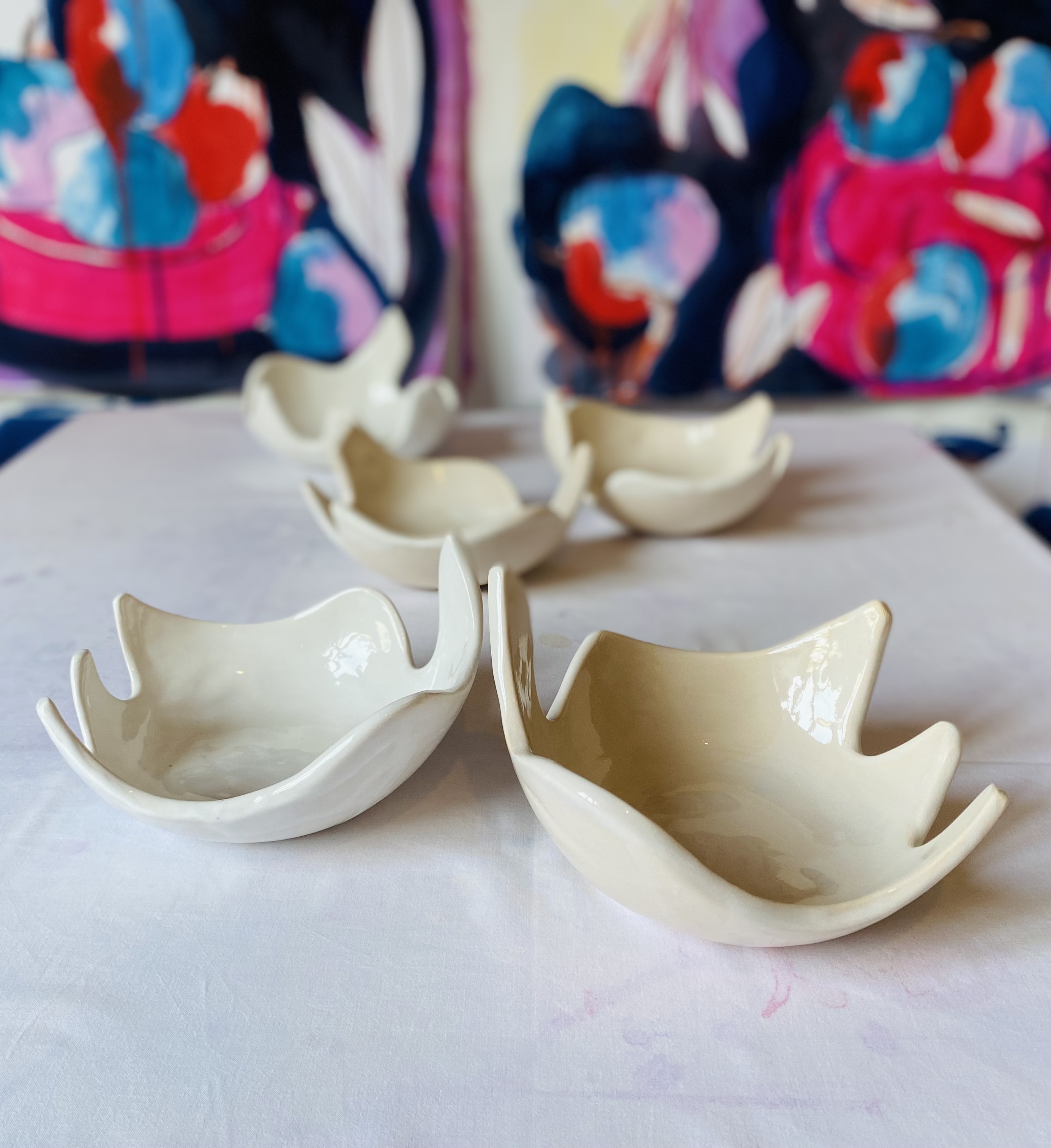 coupelle sculptée en faience blanche "oiseau"