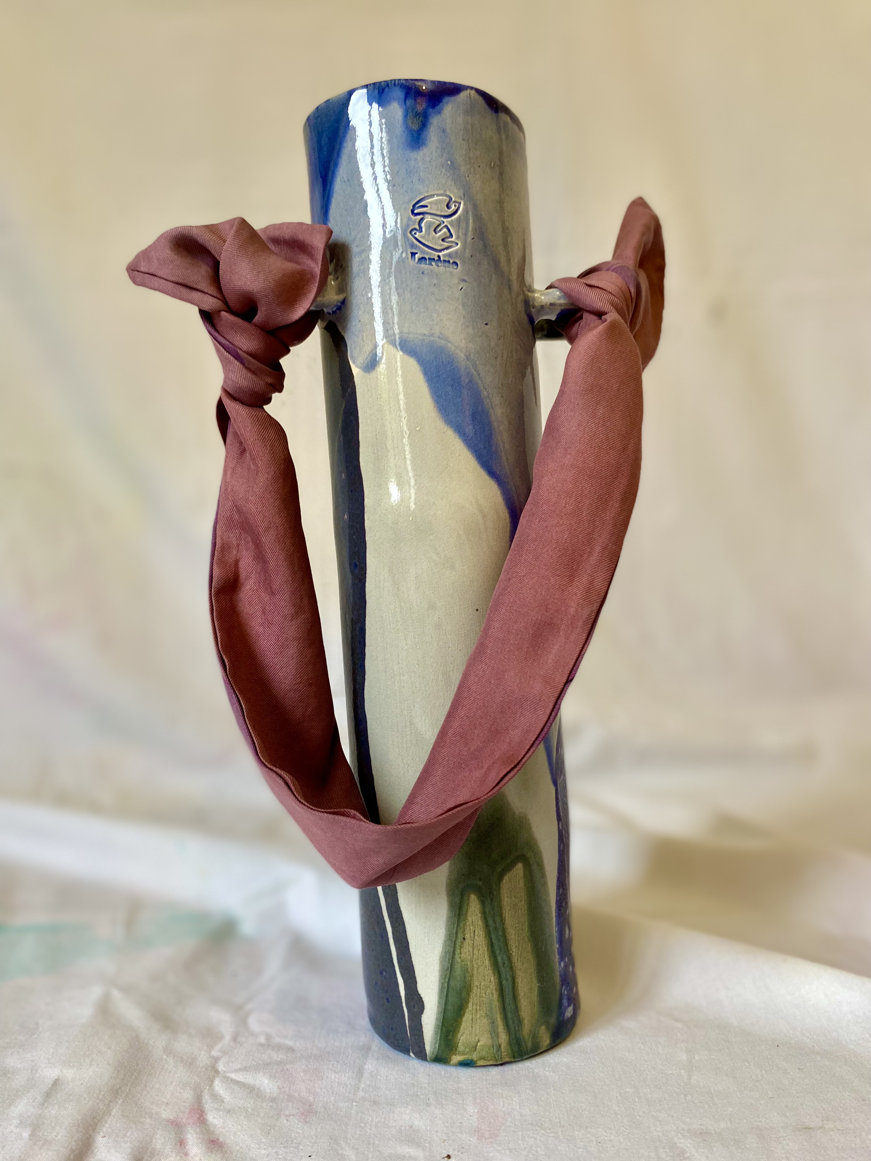 vase en faïence émaillée avec anse en soie