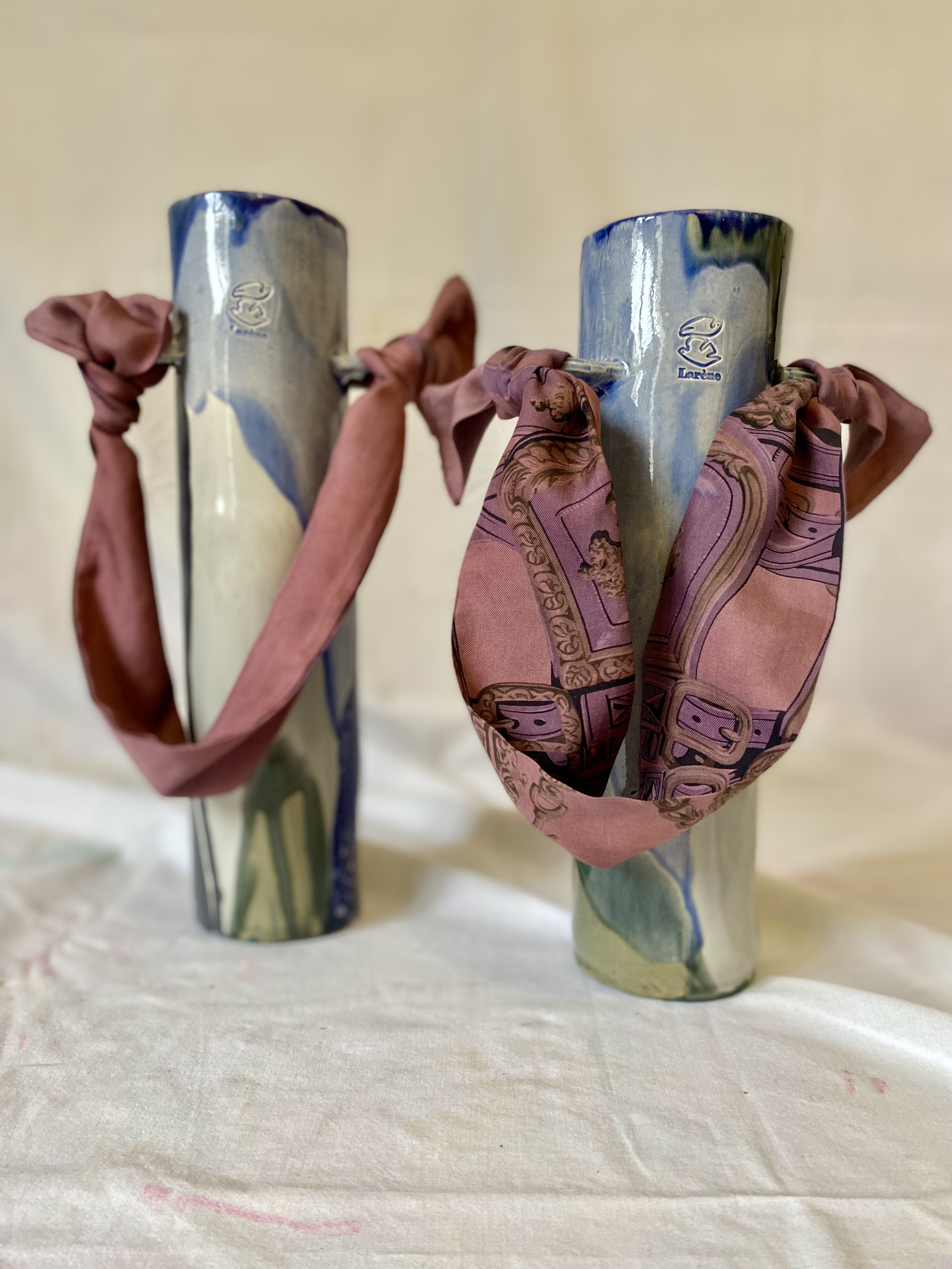 vase en faïence émaillée avec anse en soie 